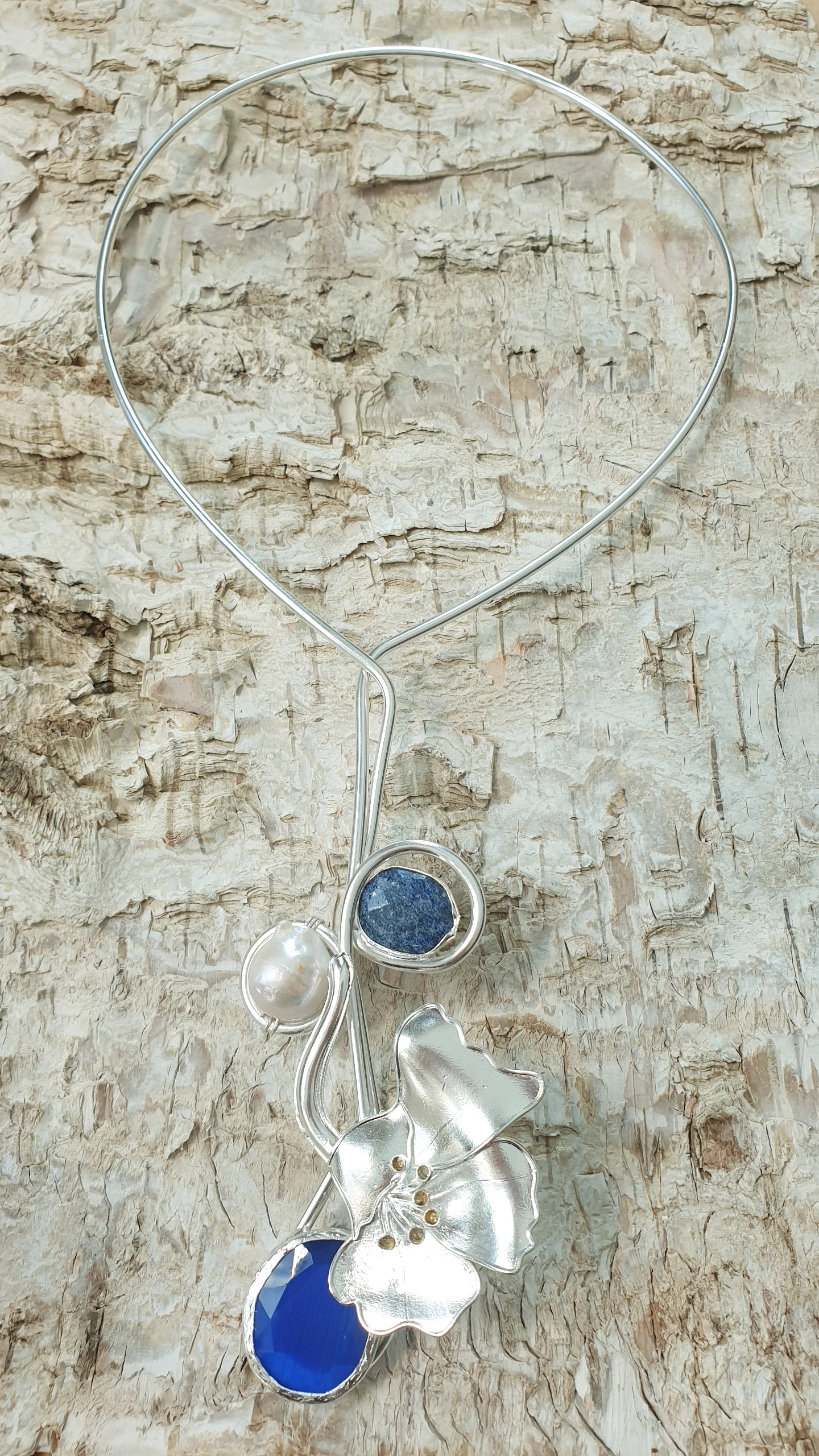 Collana in filo placcato argento conperla barocca, lapis, occhio di gatto