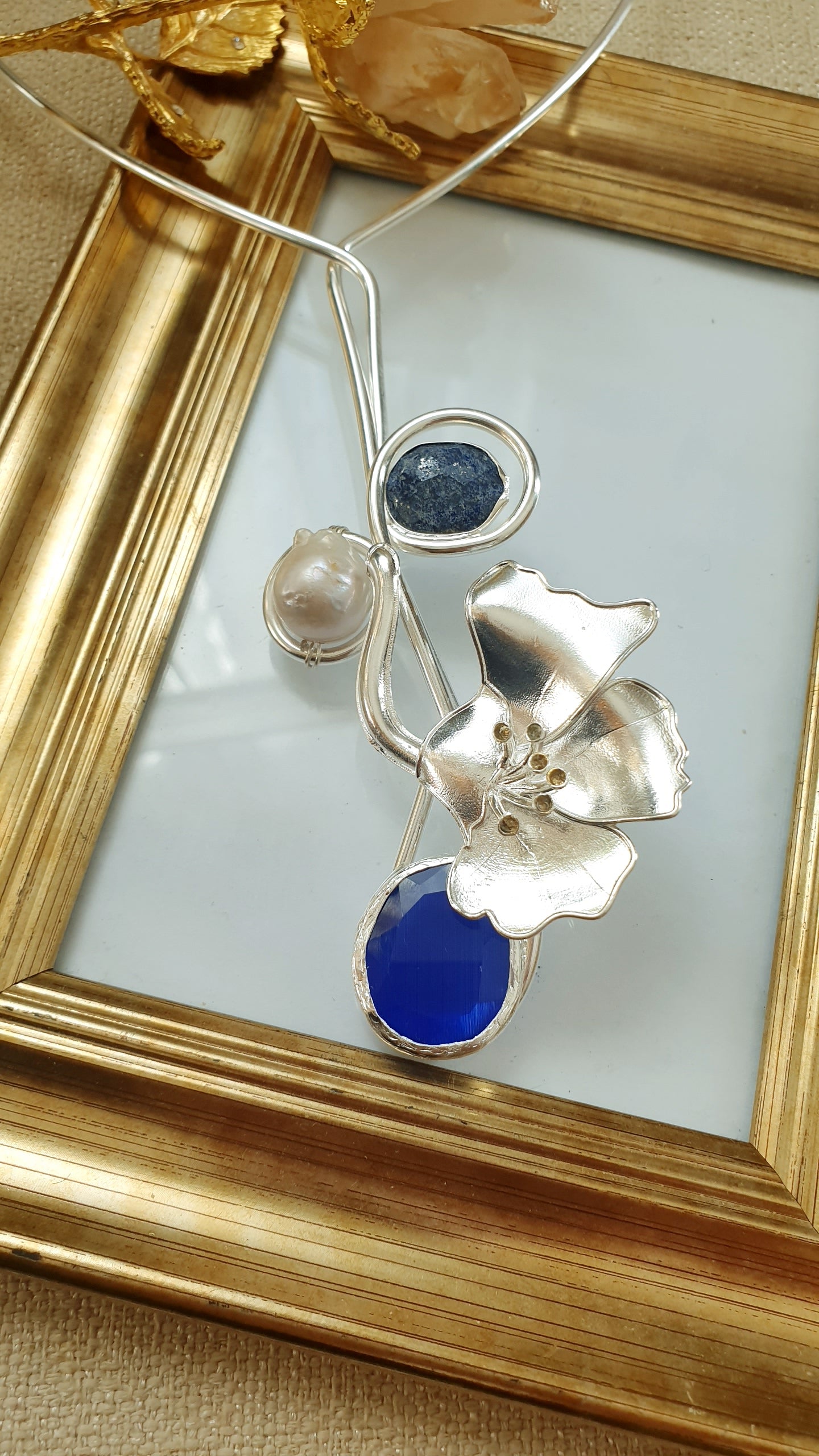 Collana in filo placcato argento conperla barocca, lapis, occhio di gatto