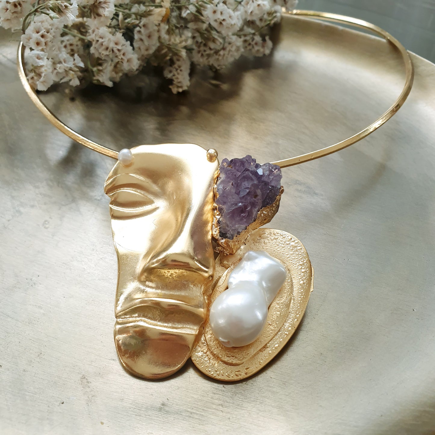 Bellissimo girocollo placcato oro con maschera, drusa di ametista e perla barocca