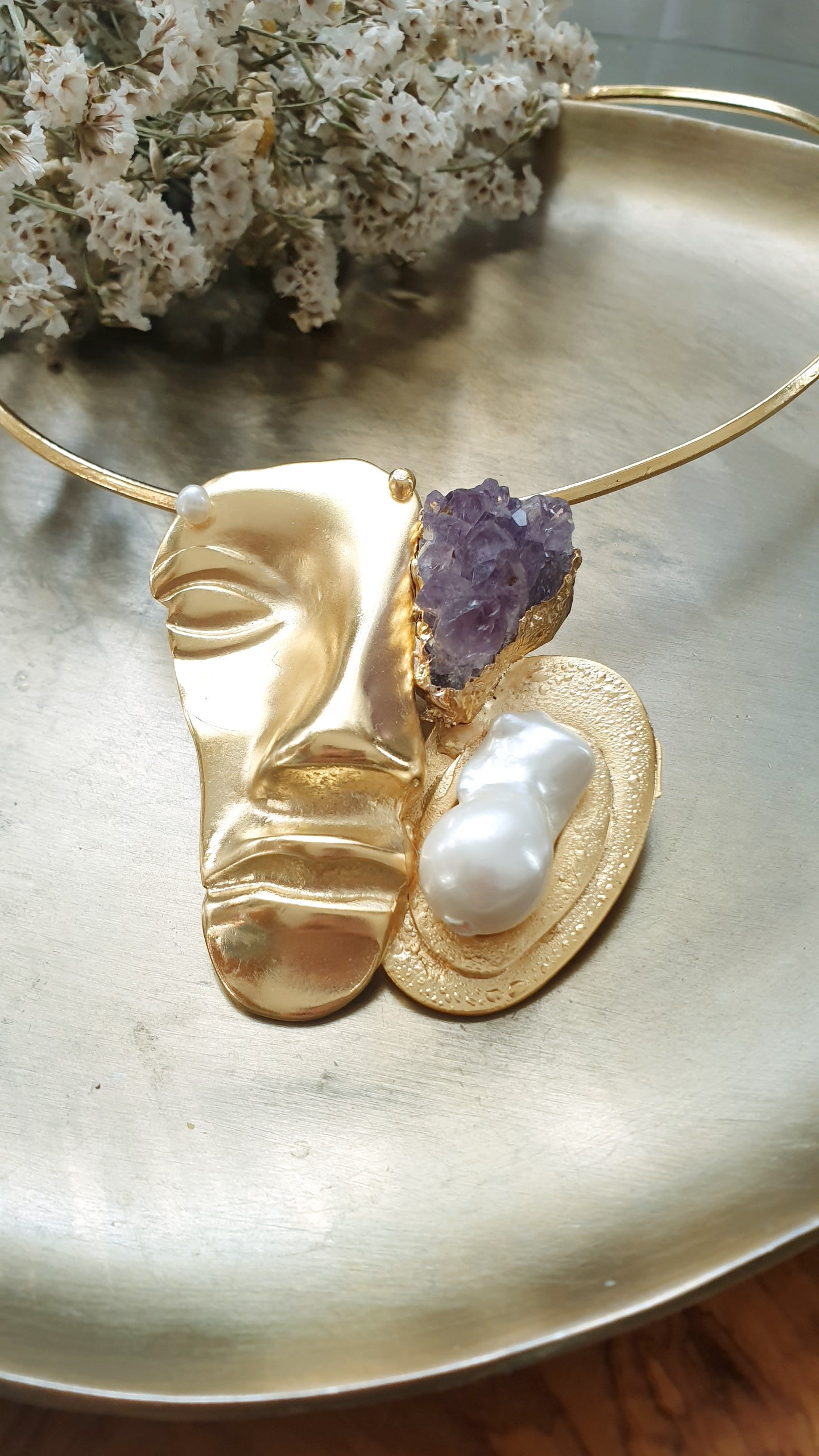 Bellissimo girocollo placcato oro con maschera, drusa di ametista e perla barocca