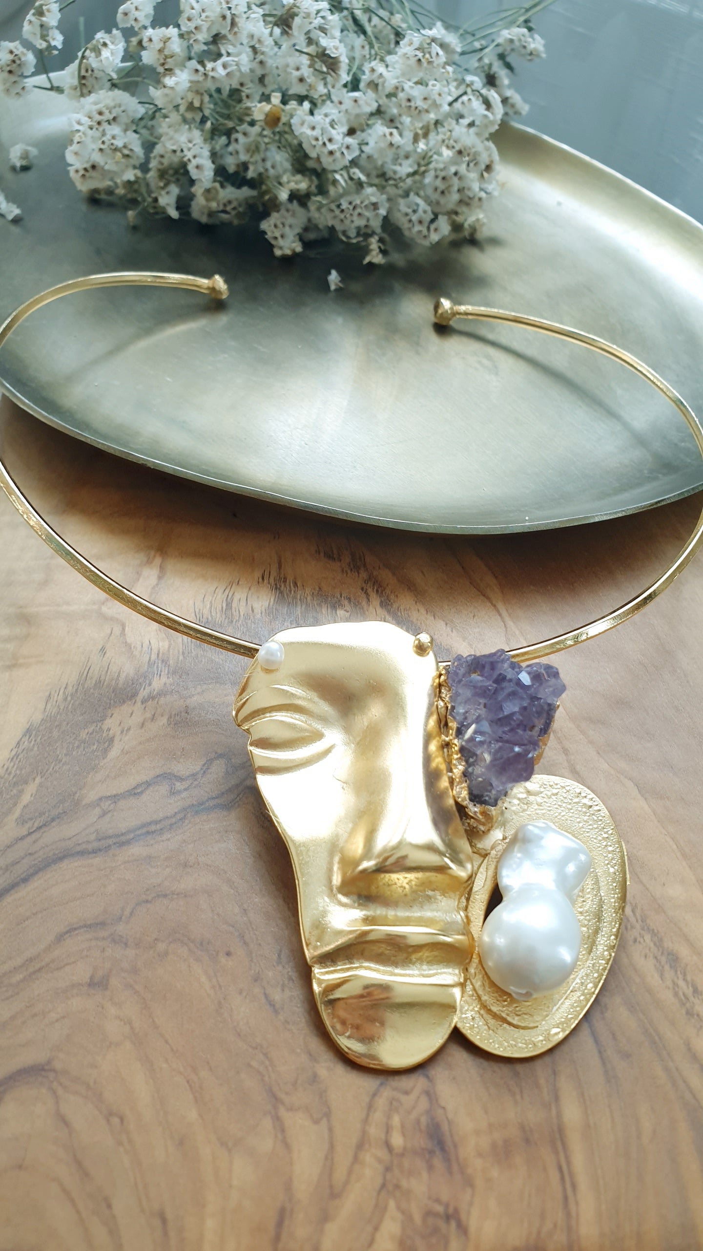 Bellissimo girocollo placcato oro con maschera, drusa di ametista e perla barocca