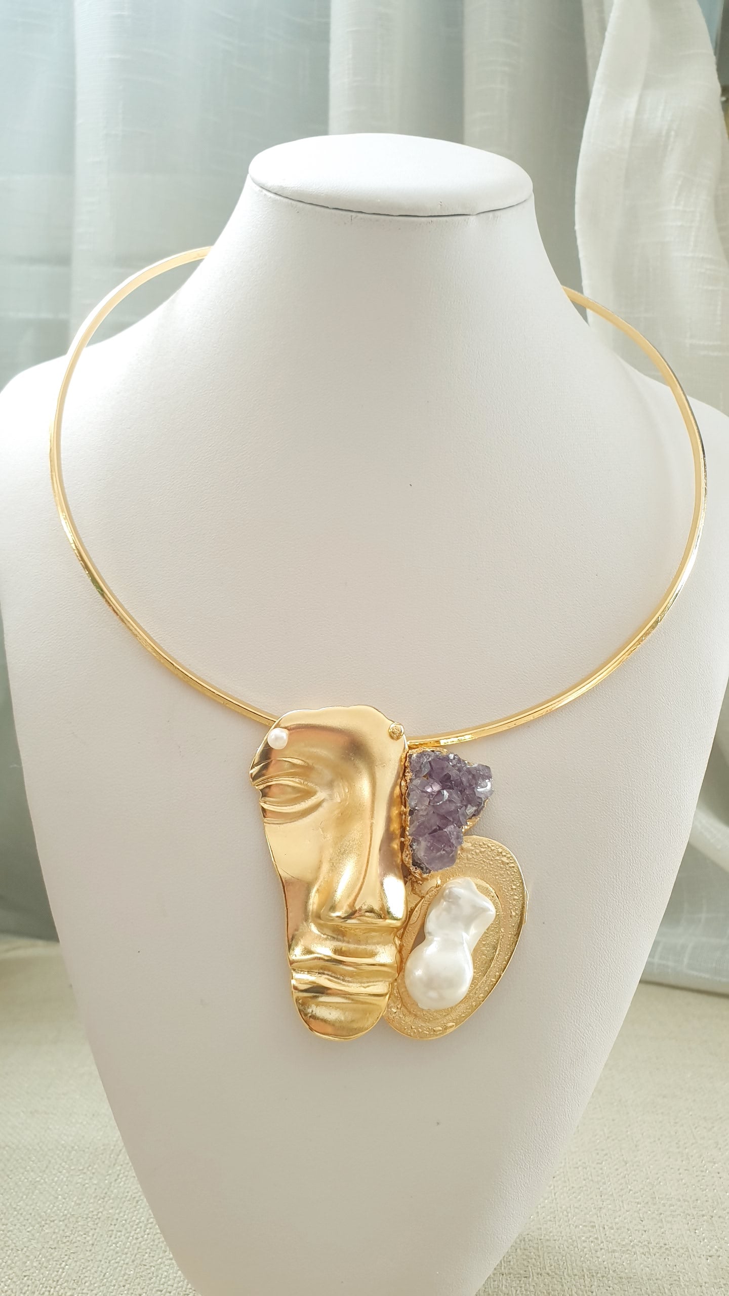 Bellissimo girocollo placcato oro con maschera, drusa di ametista e perla barocca