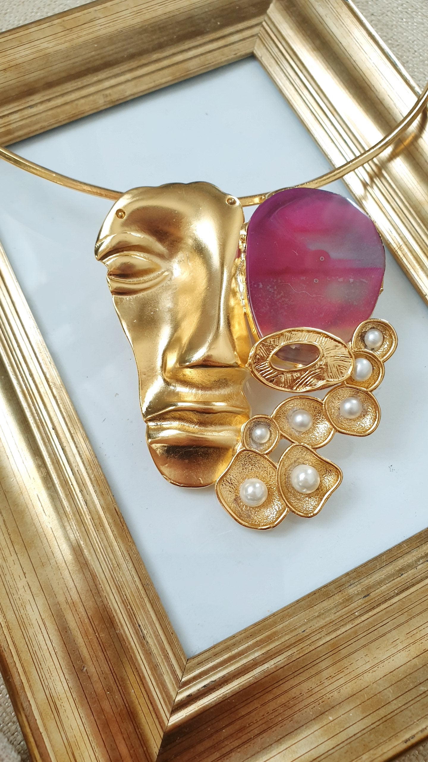 Girocollo placcato oro con maschera, agata perle di fiume