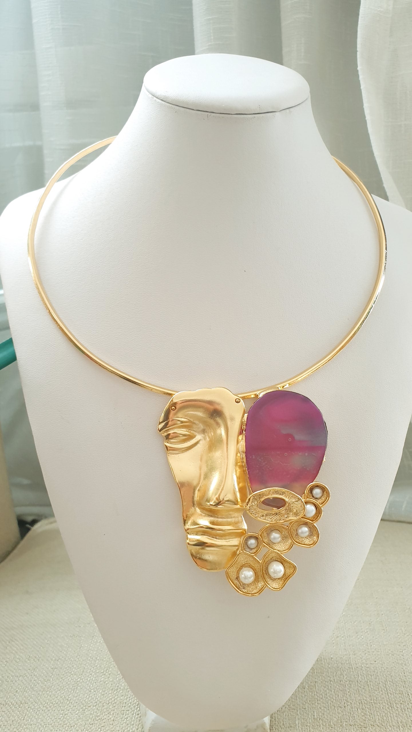 Girocollo placcato oro con maschera, agata perle di fiume