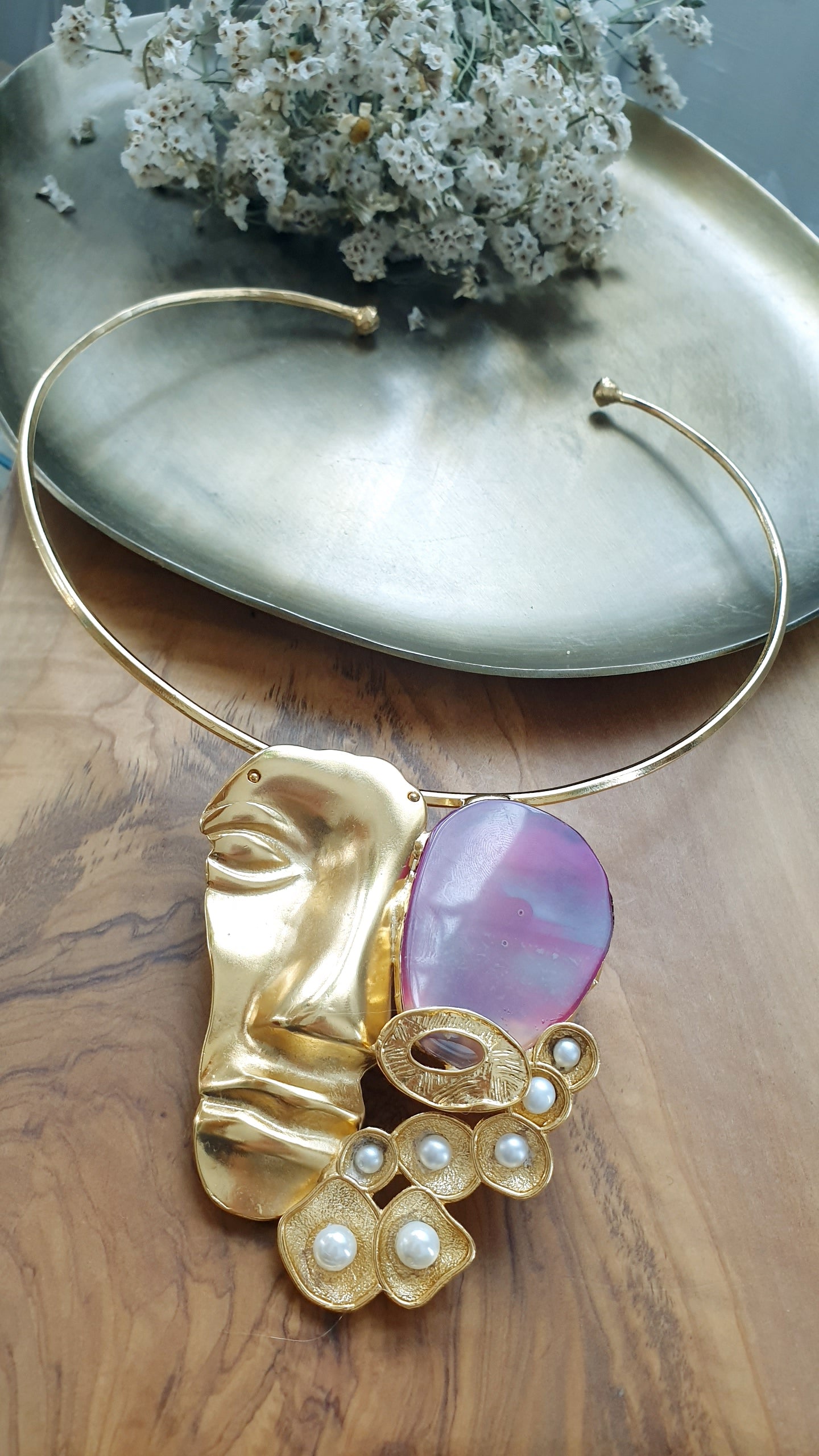 Girocollo placcato oro con maschera, agata perle di fiume