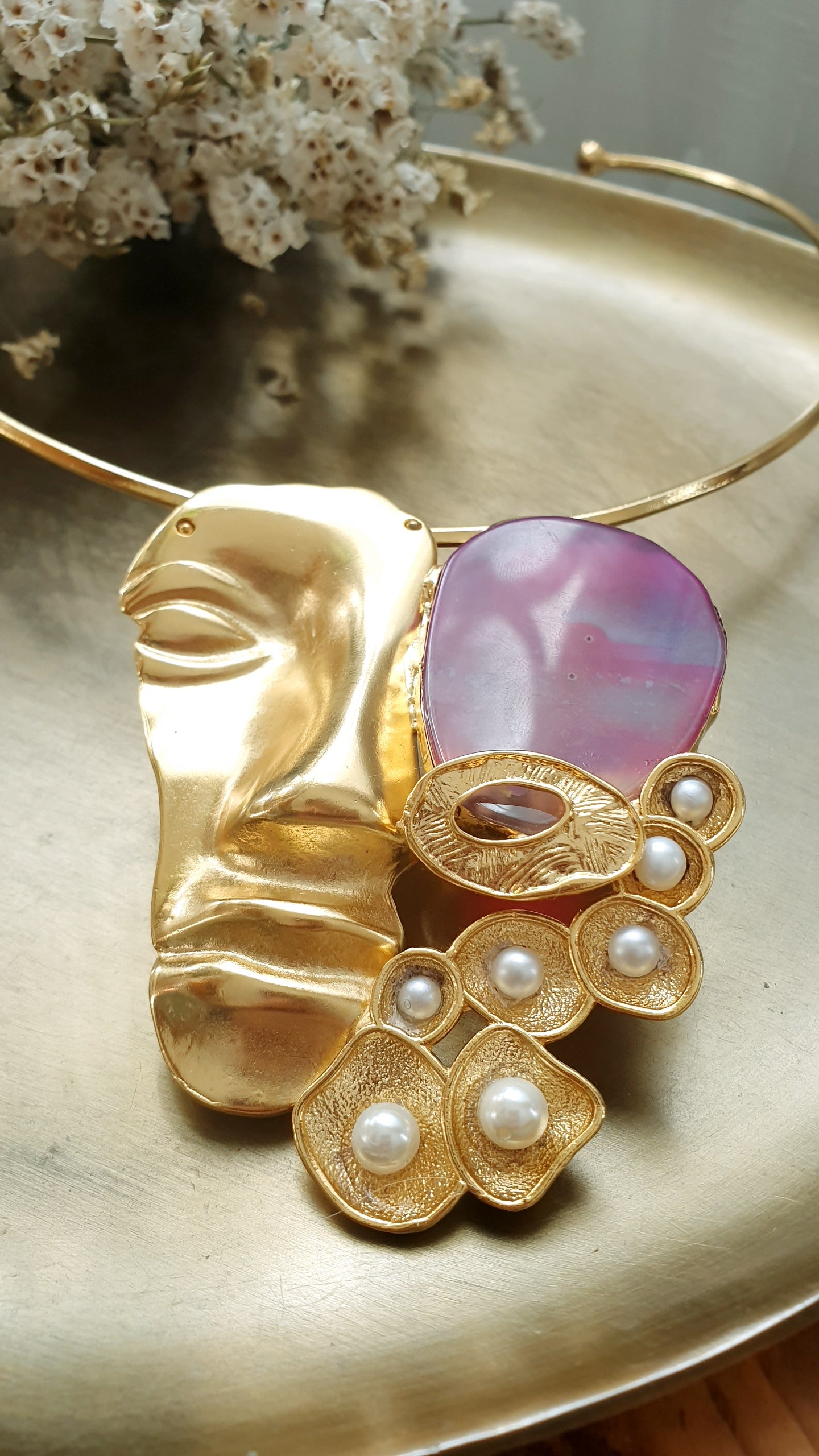 Girocollo placcato oro con maschera, agata perle di fiume