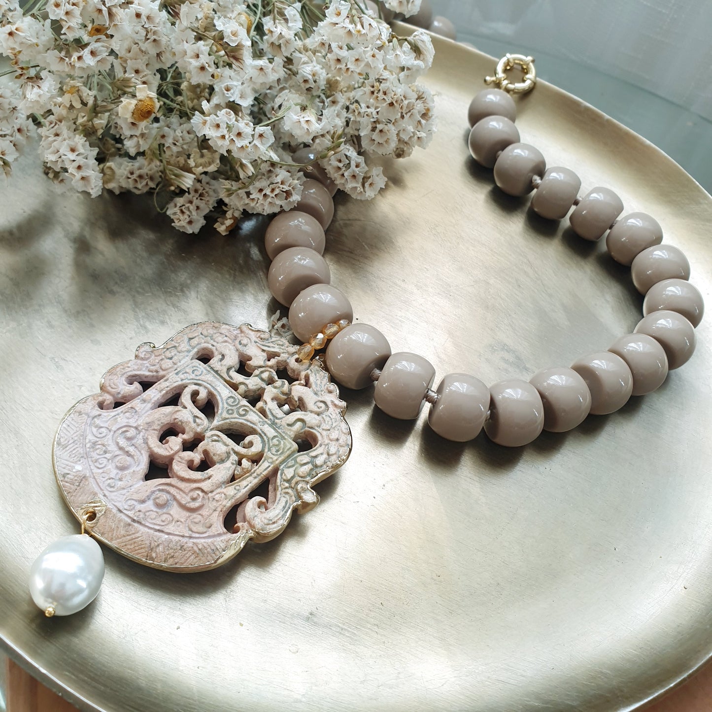 Girocollo in resina con giada intagliata e perla di Maiorca