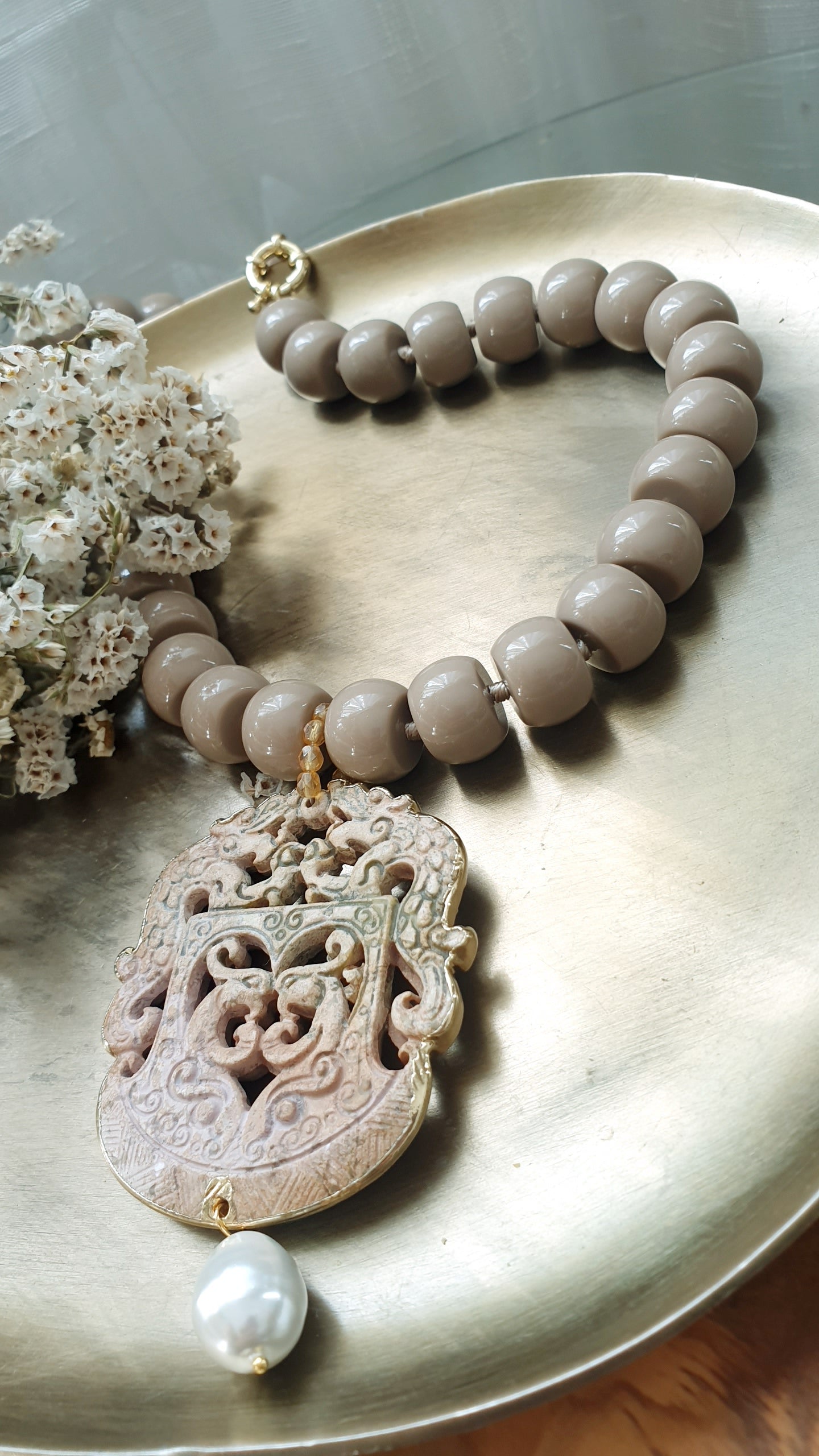 Girocollo in resina con giada intagliata e perla di Maiorca