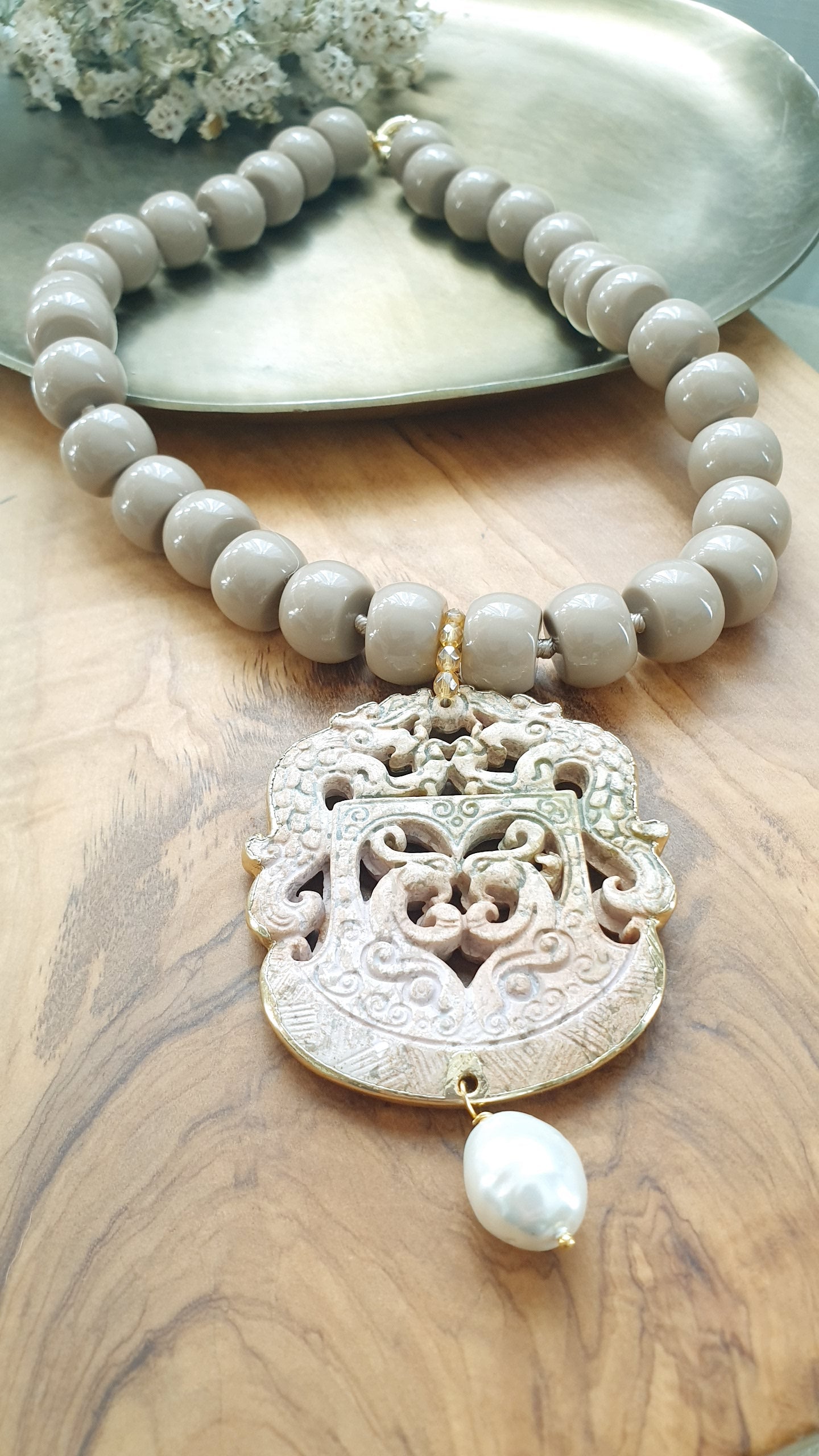 Girocollo in resina con giada intagliata e perla di Maiorca