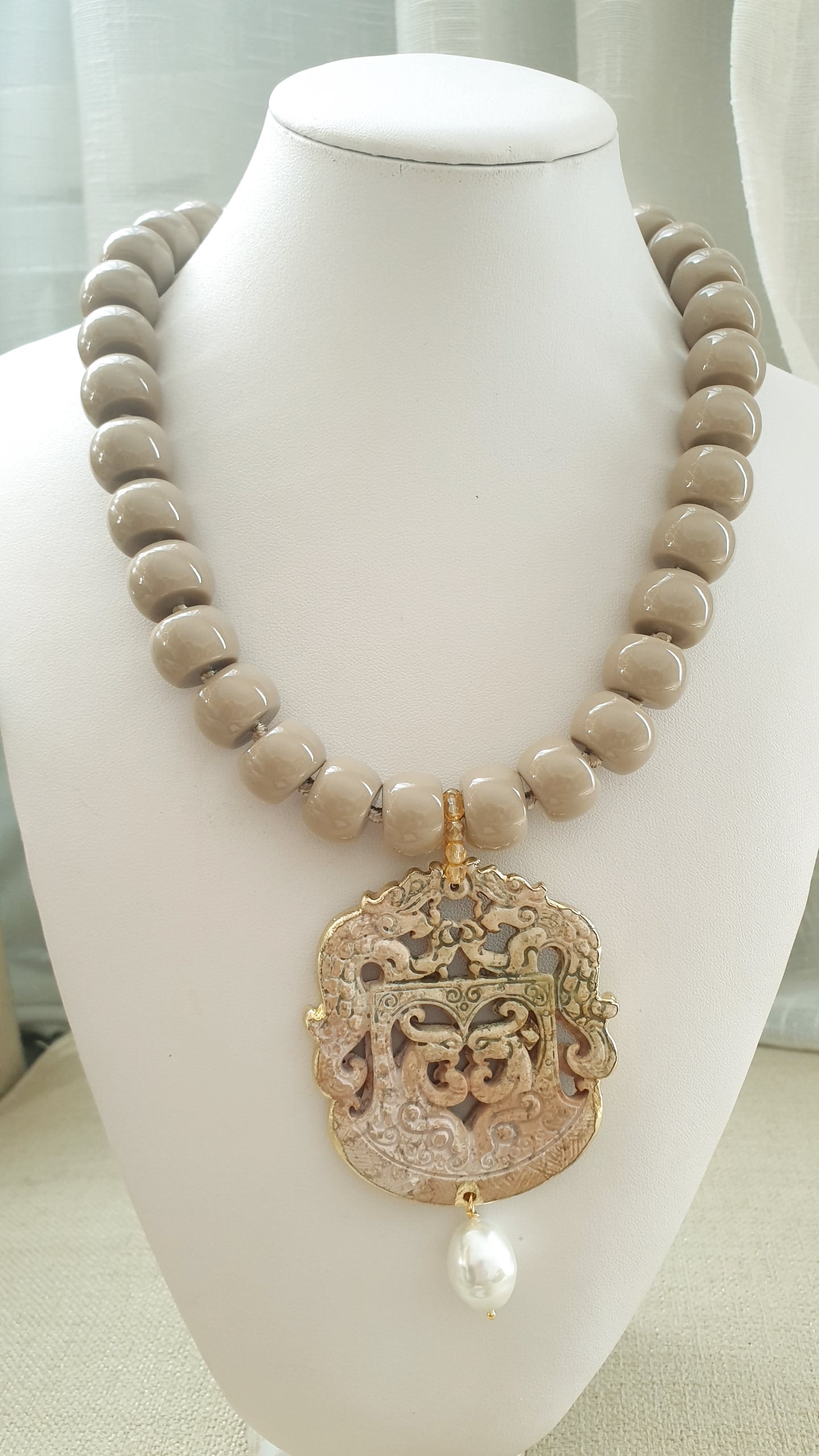 Girocollo in resina con giada intagliata e perla di Maiorca