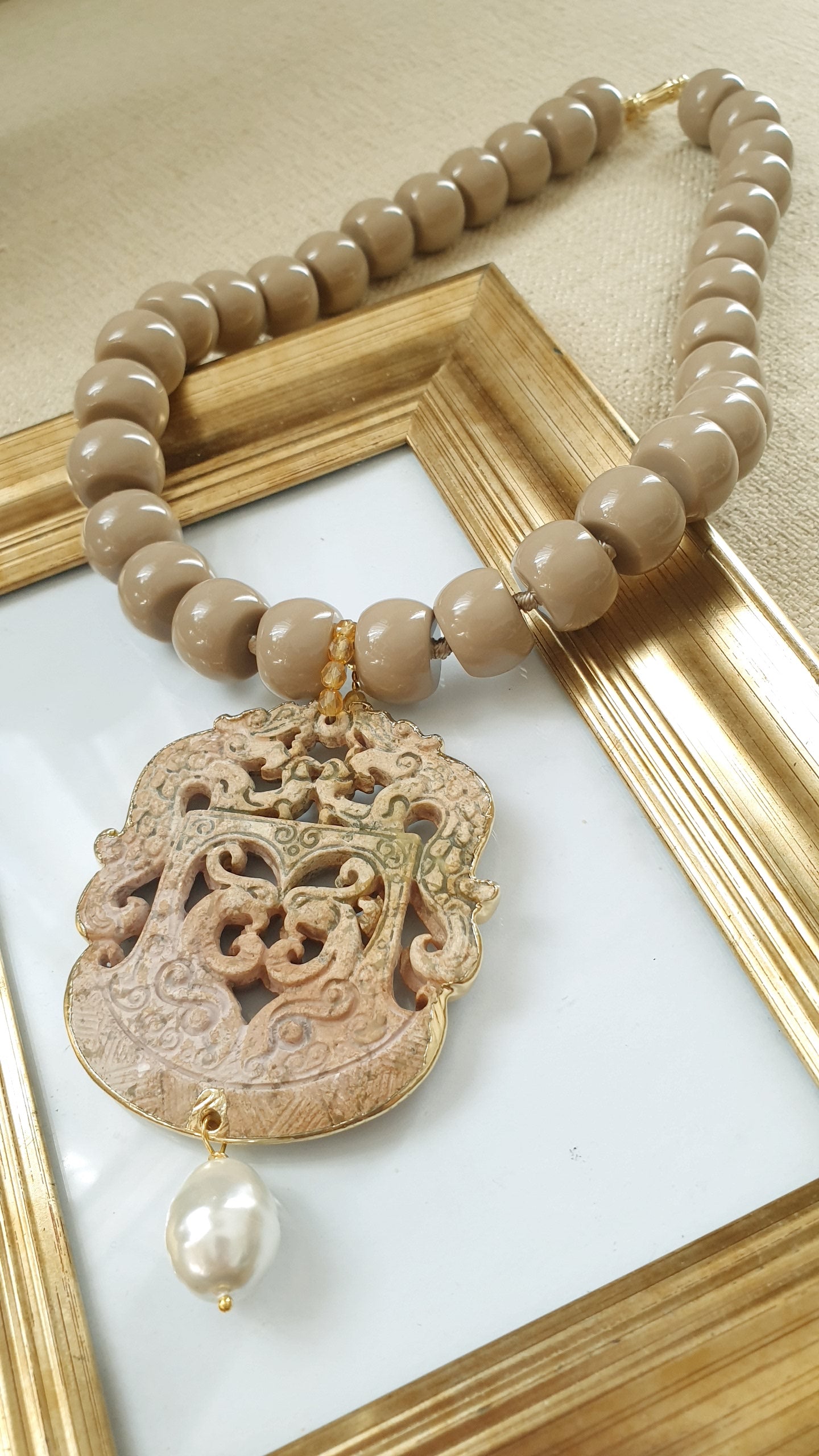 Girocollo in resina con giada intagliata e perla di Maiorca