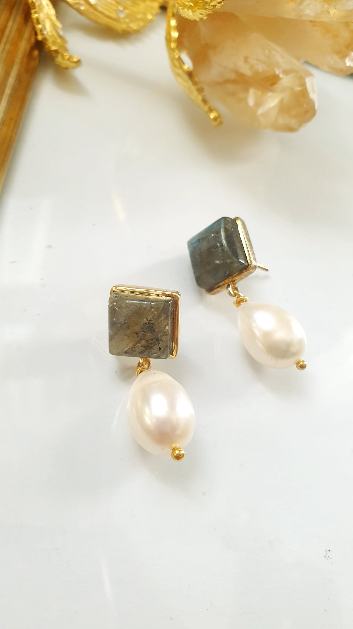 Orecchini in argento con labradorite e perla di fiume