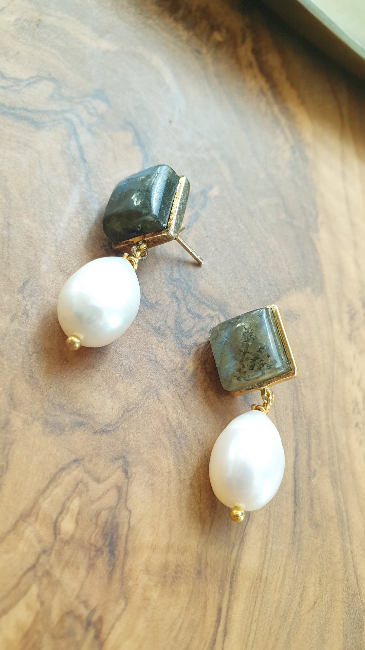 Orecchini in argento con labradorite e perla di fiume