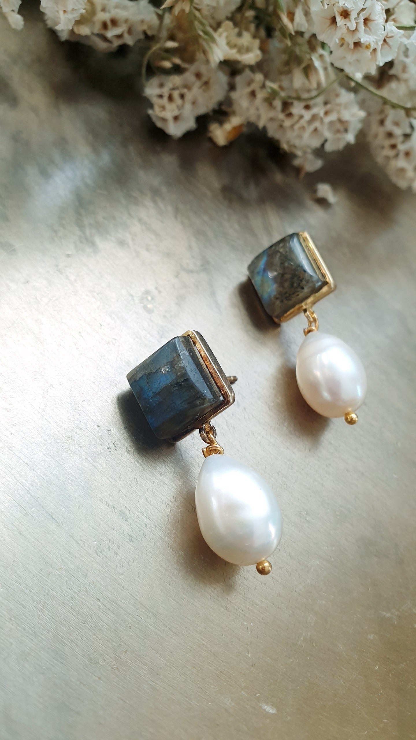 Orecchini in argento con labradorite e perla di fiume