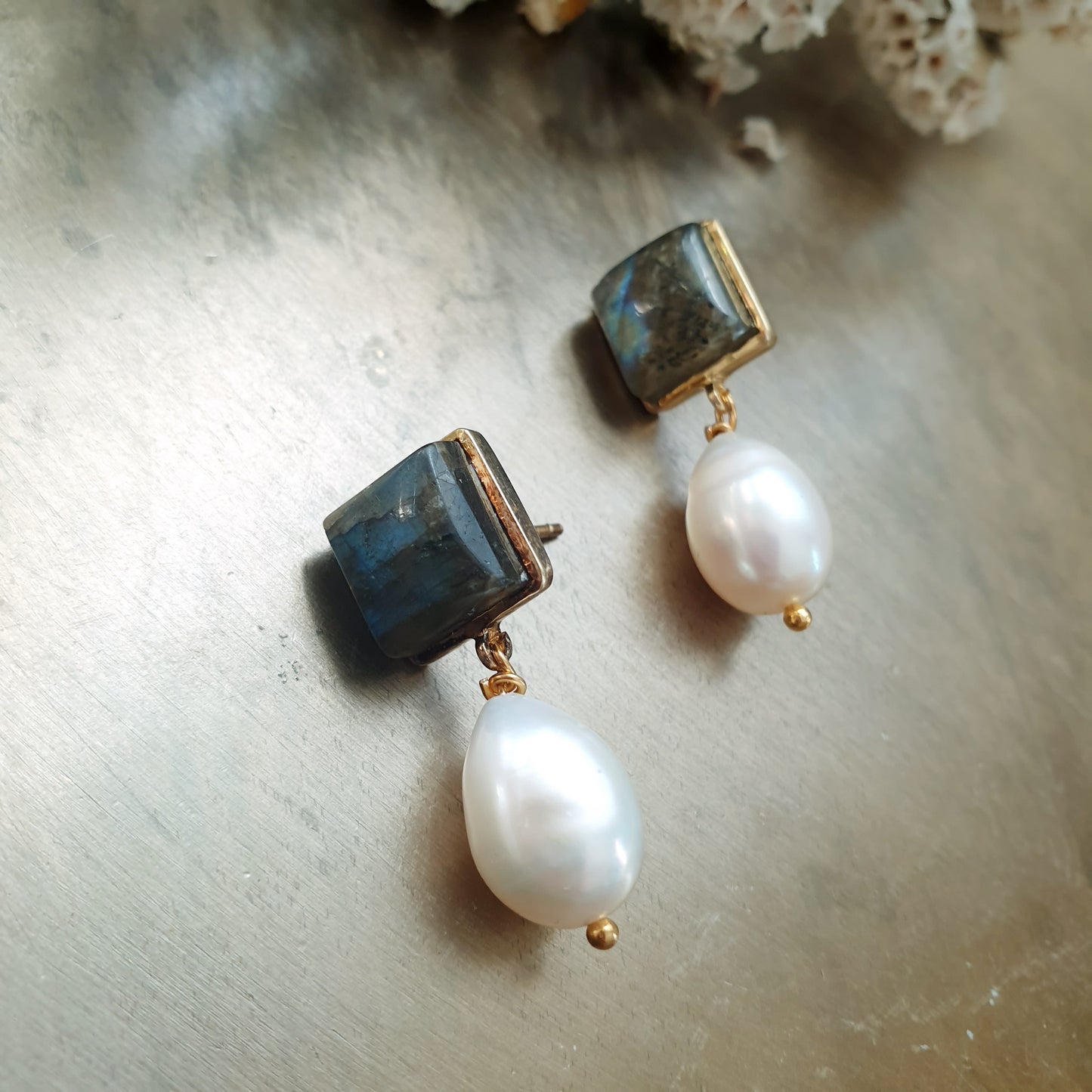 Orecchini in argento con labradorite e perla di fiume