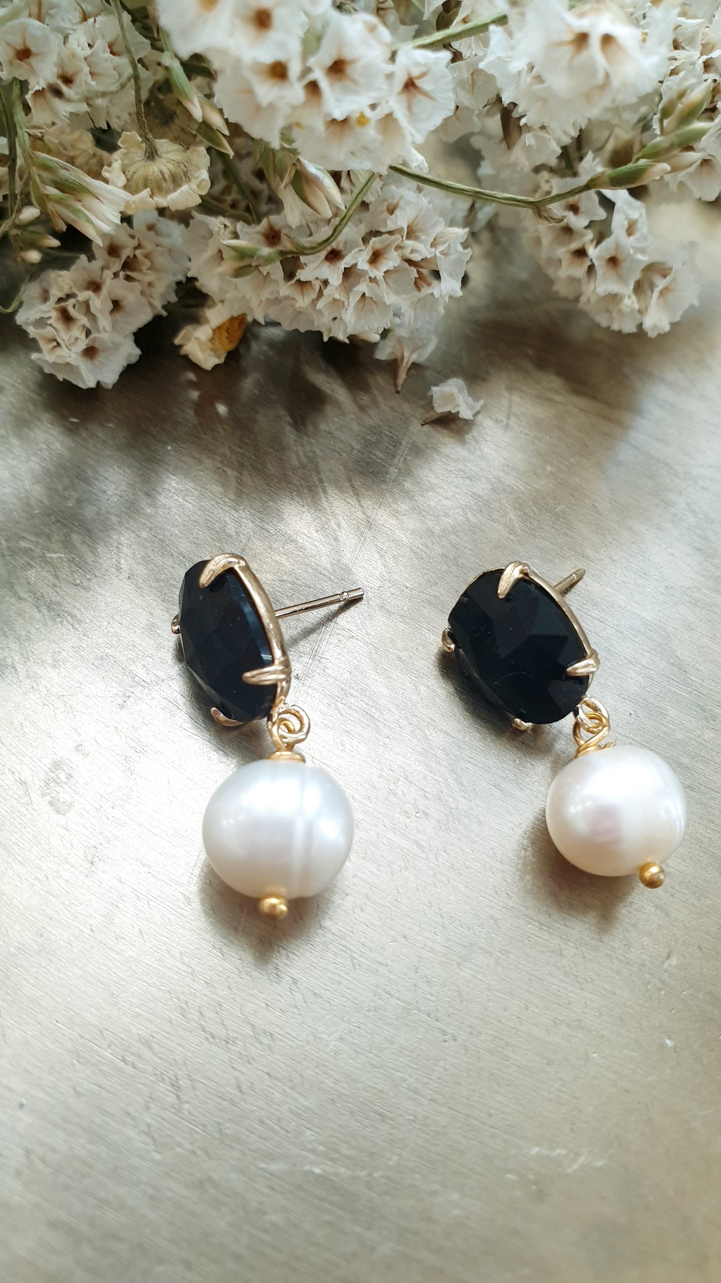 Orecchini a perno in ottone con cristallo e perla di fiume