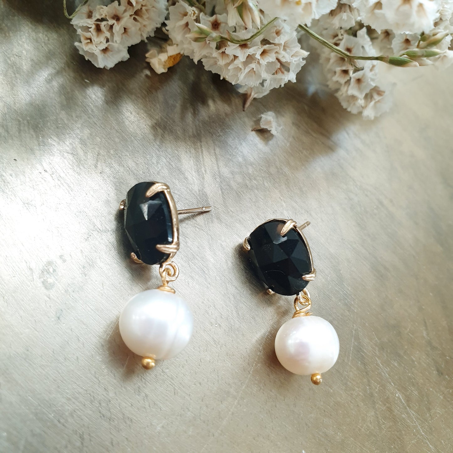 Orecchini a perno in ottone con cristallo e perla di fiume