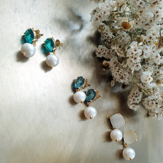 Graziosi orecchini con perno in ottone e cristallo