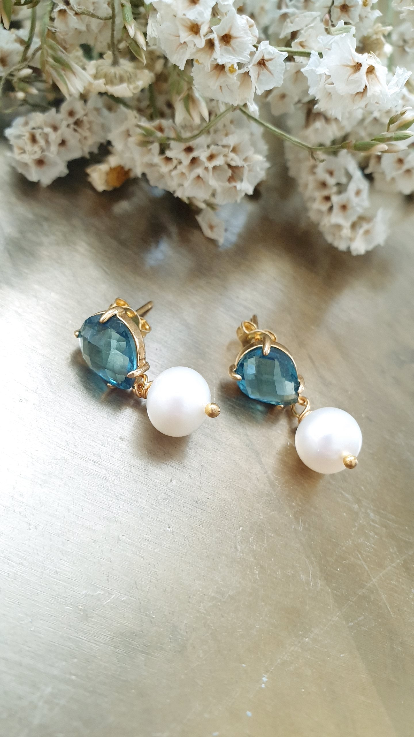 Graziosi orecchini con perno in ottone e cristallo