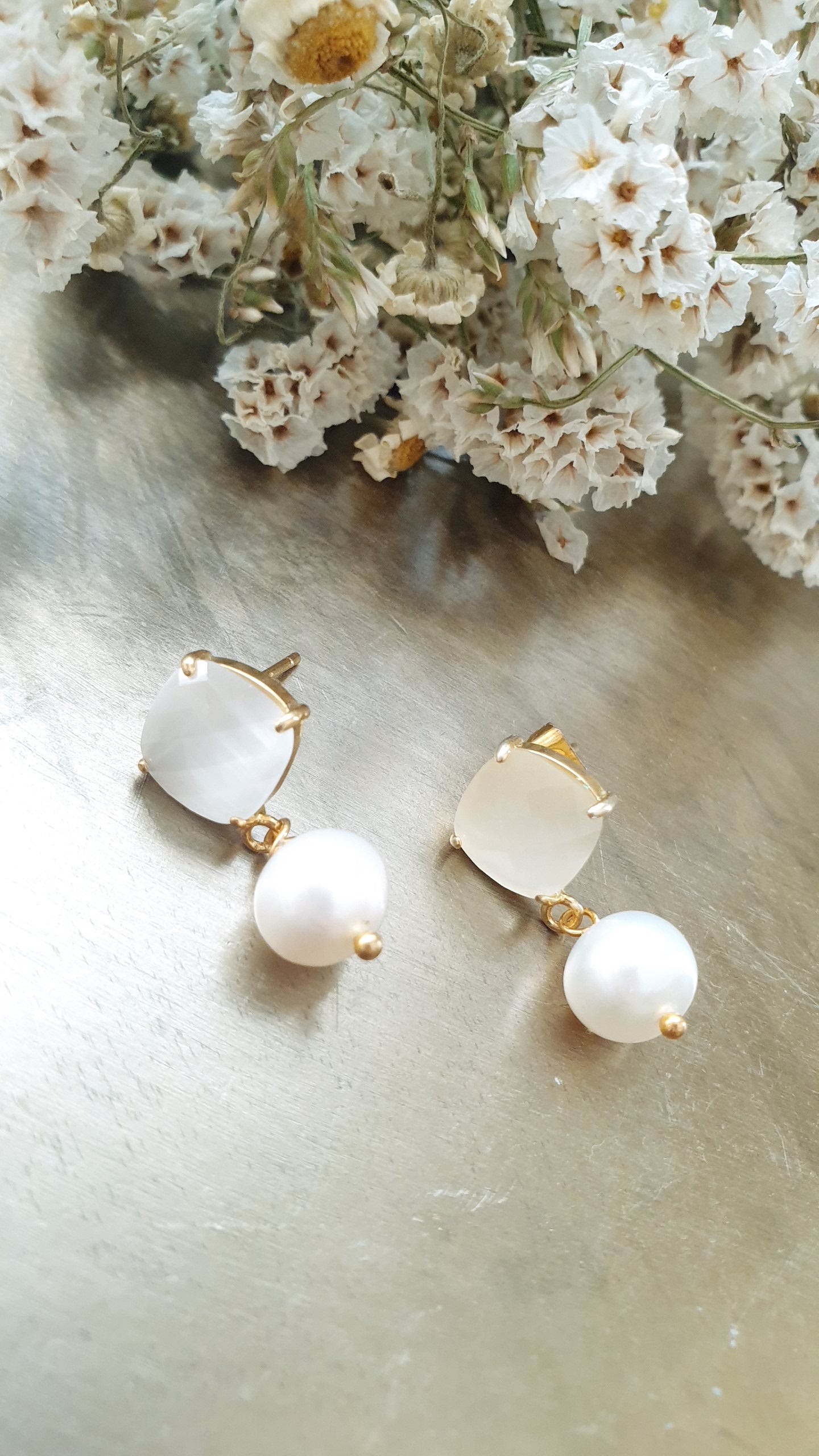 Graziosi orecchini con perno in ottone e cristallo