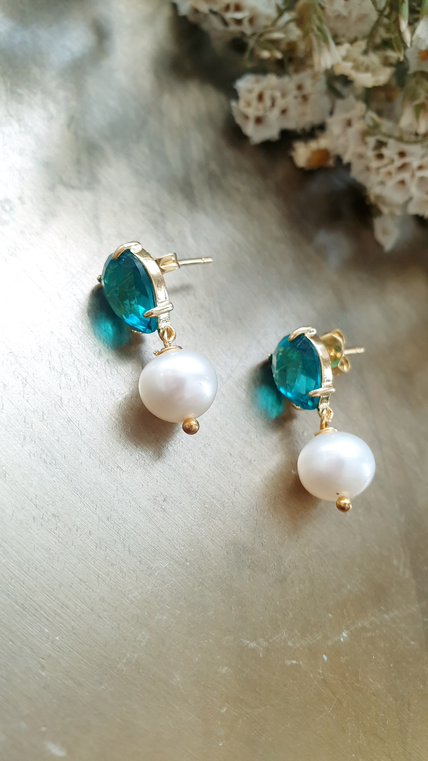 Graziosi orecchini con perno in ottone e cristallo