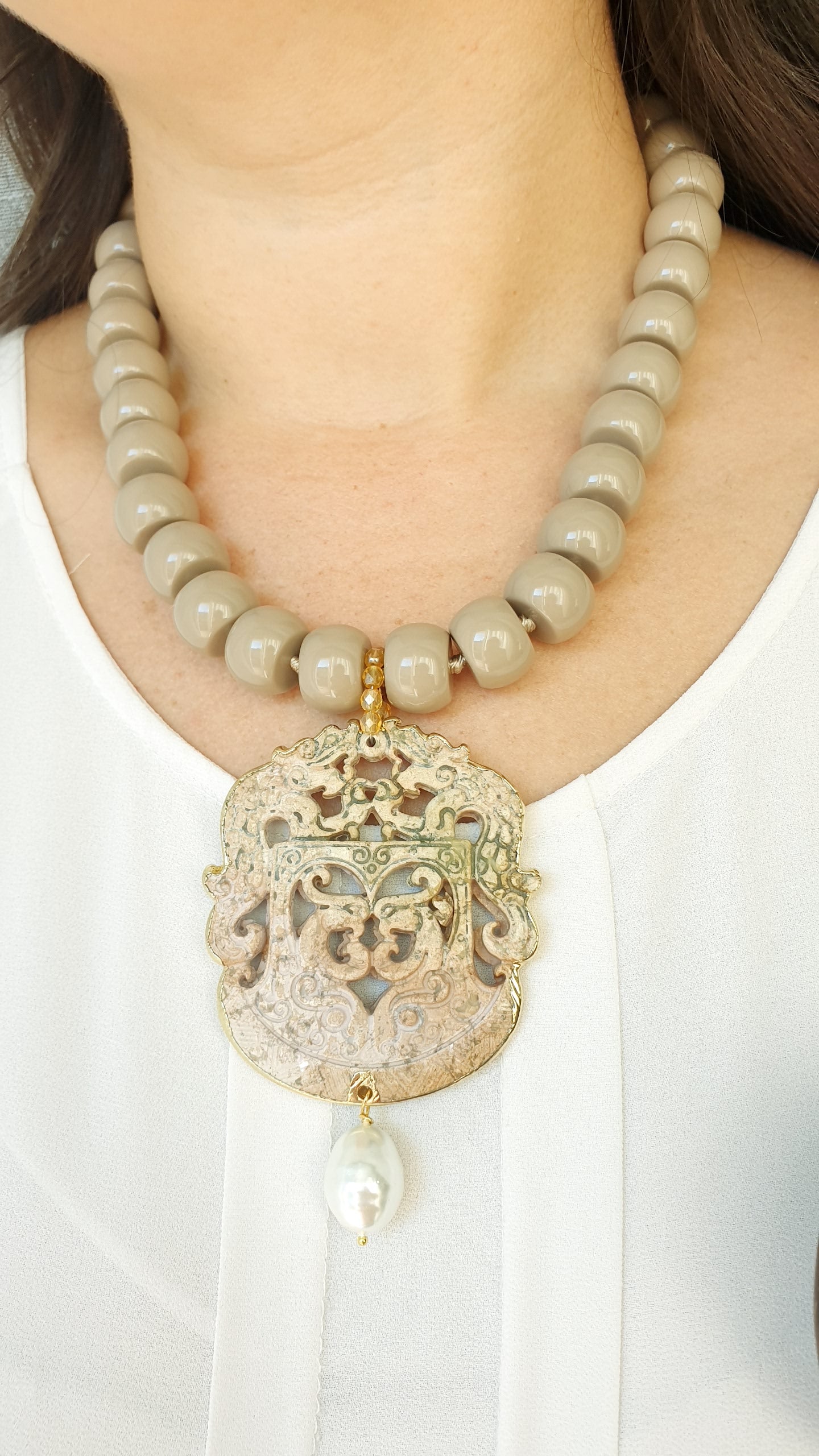 Girocollo in resina con giada intagliata e perla di Maiorca