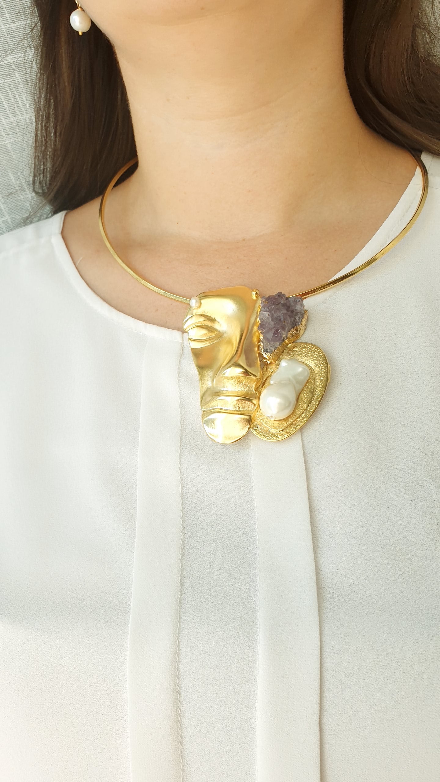 Bellissimo girocollo placcato oro con maschera, drusa di ametista e perla barocca