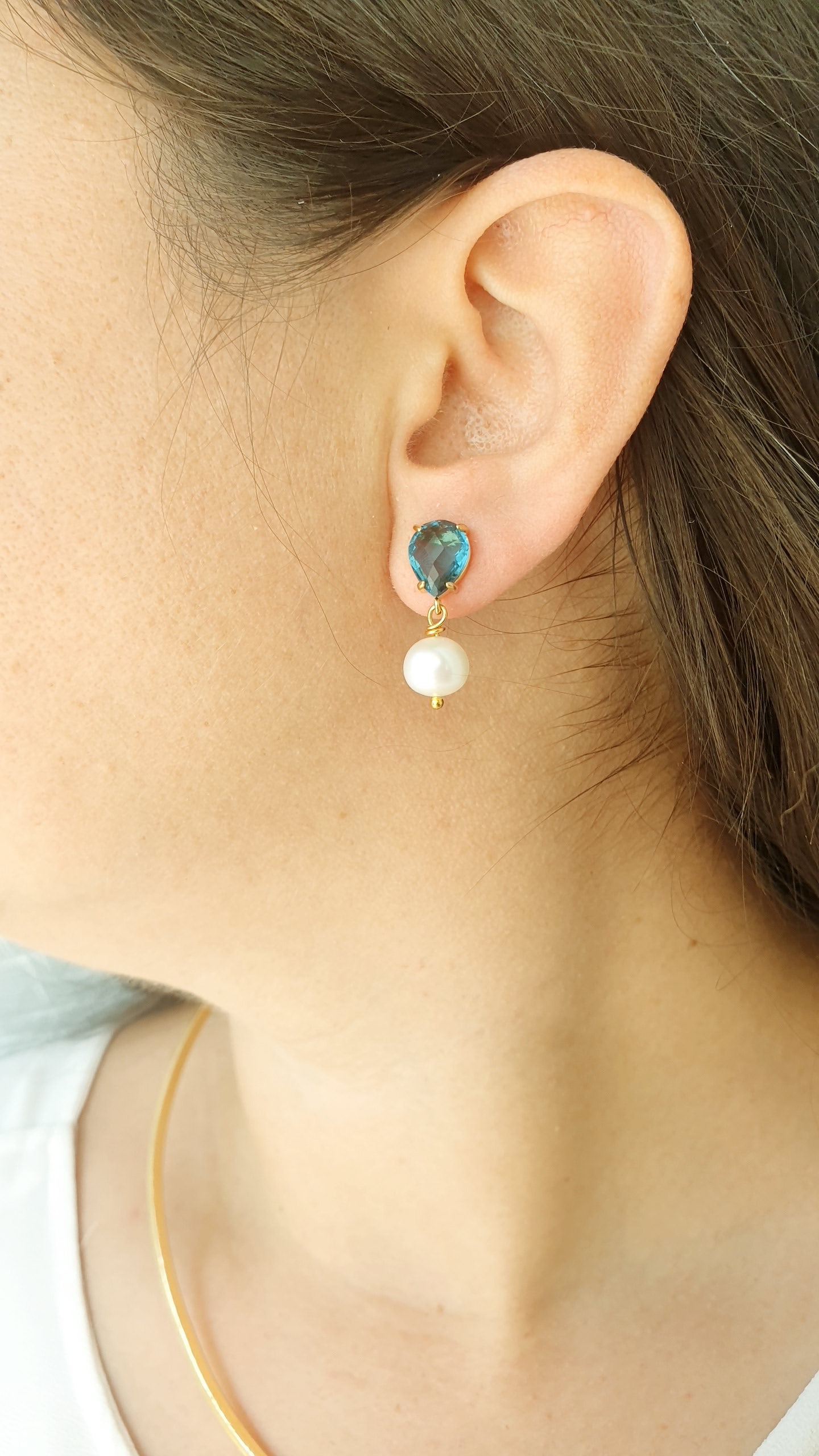 Graziosi orecchini con perno in ottone e cristallo