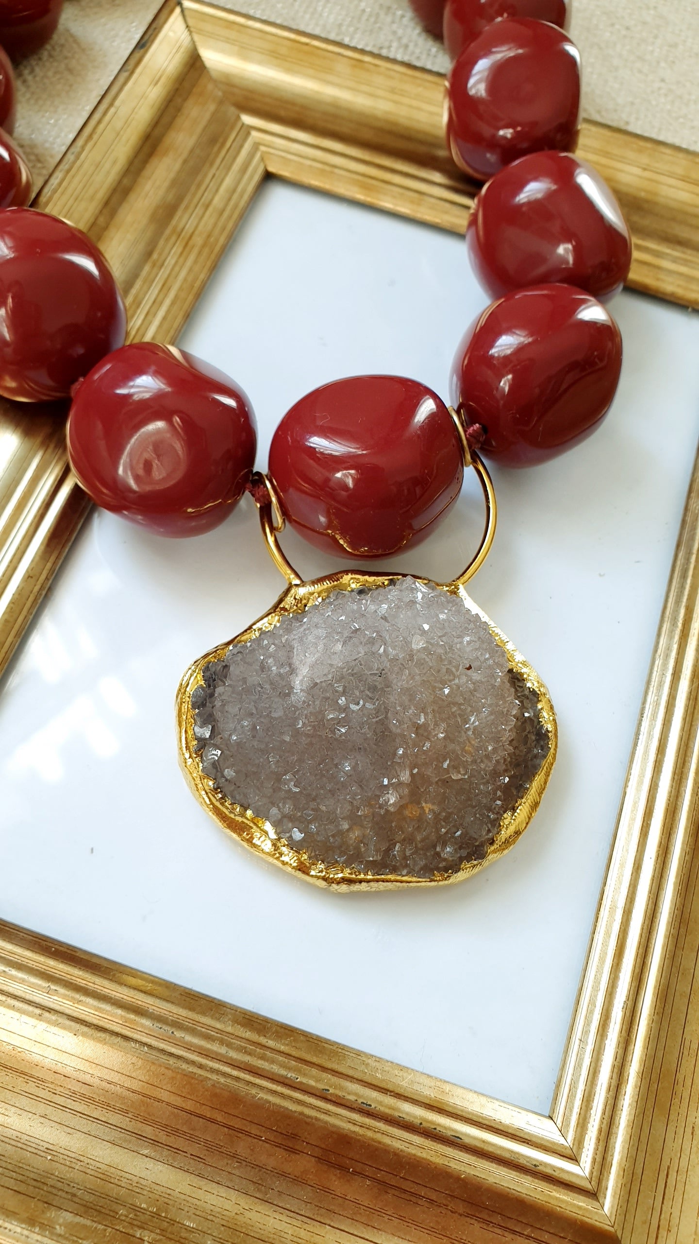 Grande girocollo in resina con drusa di quarzo