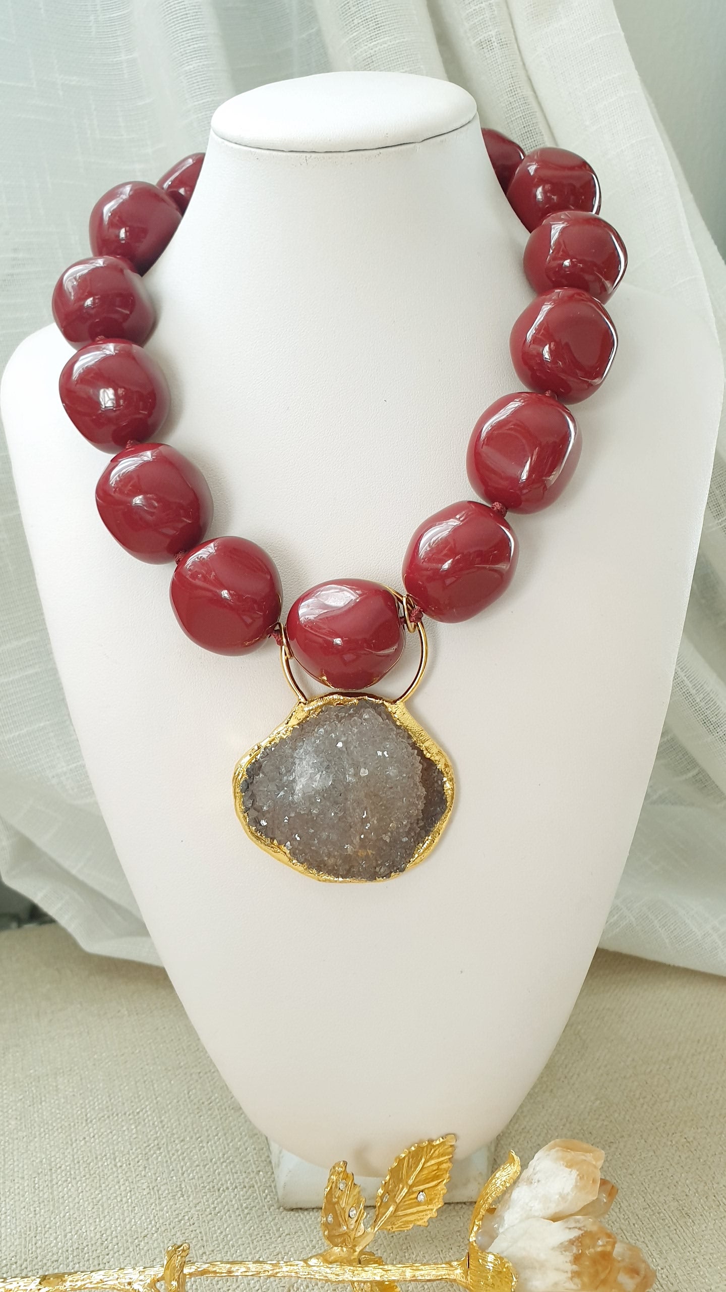 Grande girocollo in resina con drusa di quarzo