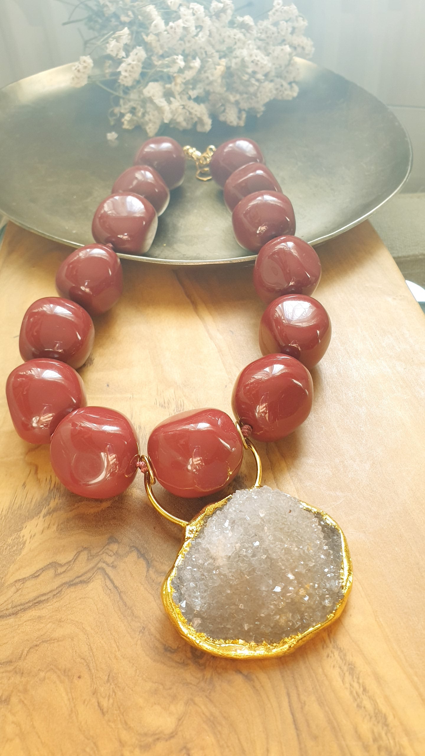 Grande girocollo in resina con drusa di quarzo