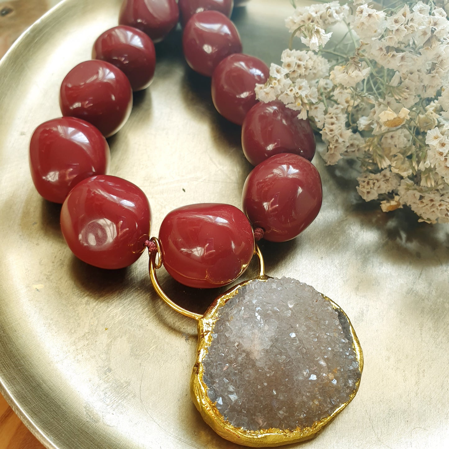 Grande girocollo in resina con drusa di quarzo