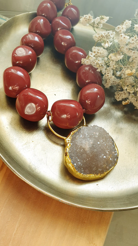 Grande girocollo in resina con drusa di quarzo