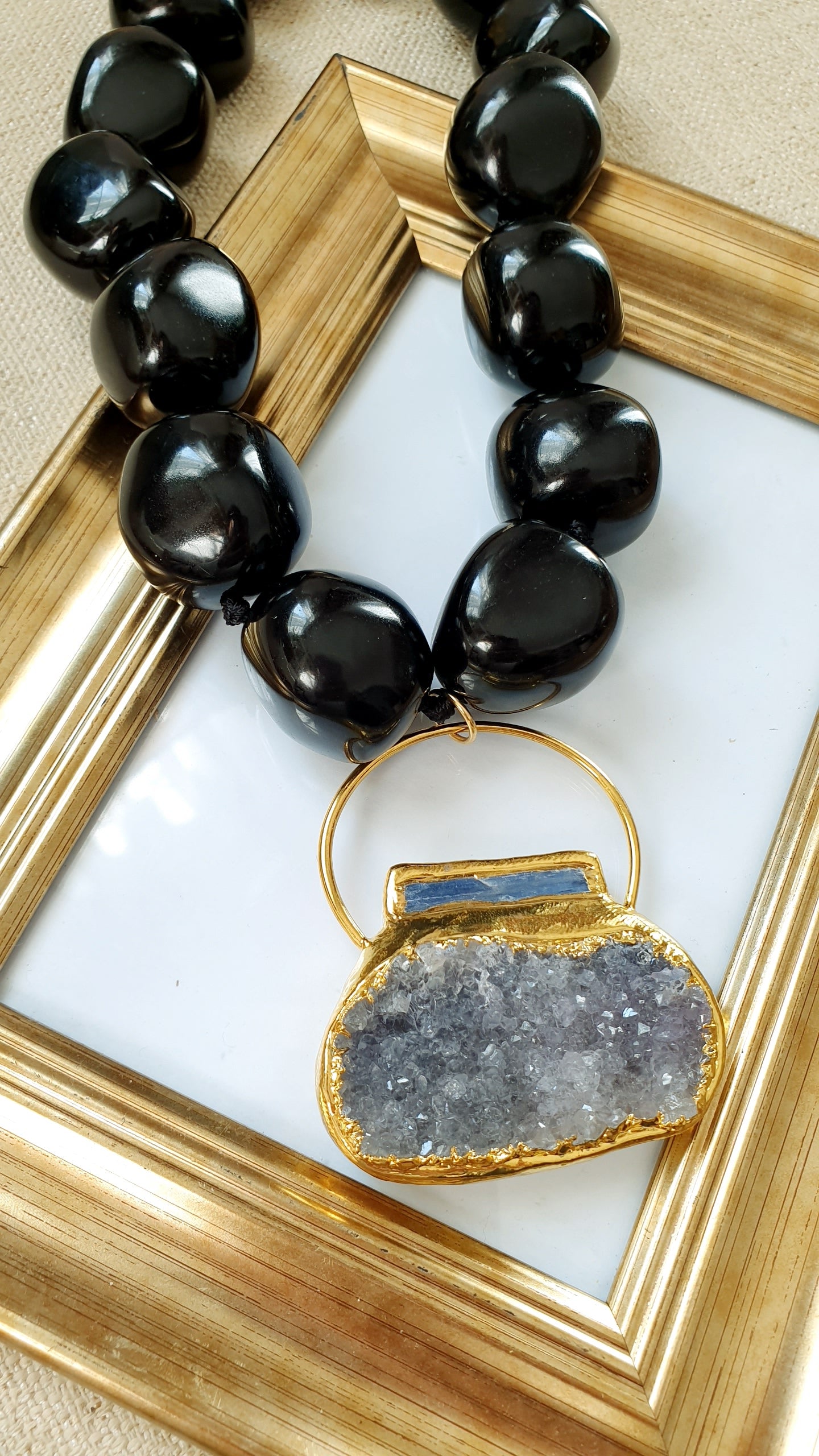 Girocollo in resina nera e grande drusa di quarzo