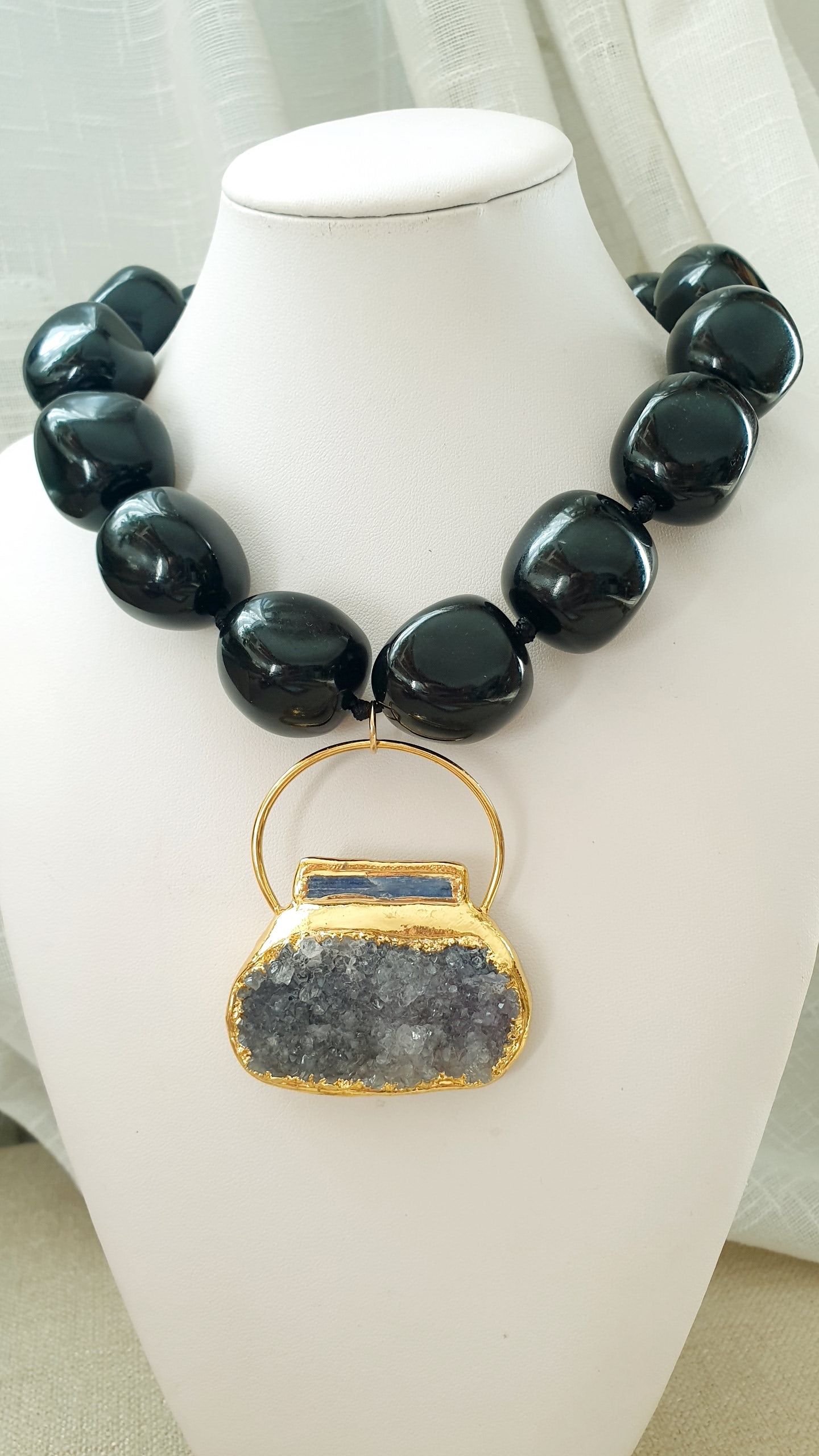 Girocollo in resina nera e grande drusa di quarzo