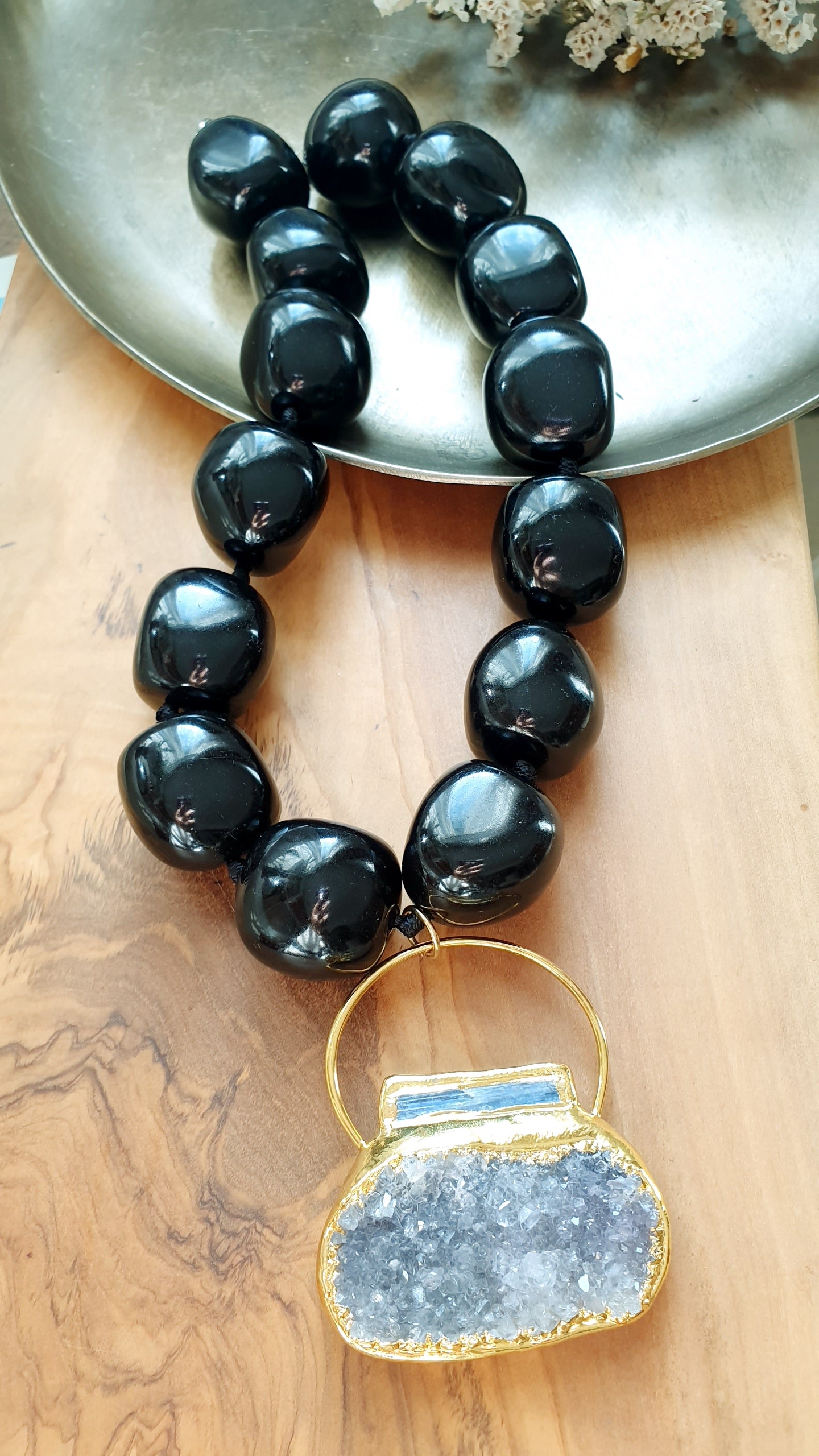 Girocollo in resina nera e grande drusa di quarzo