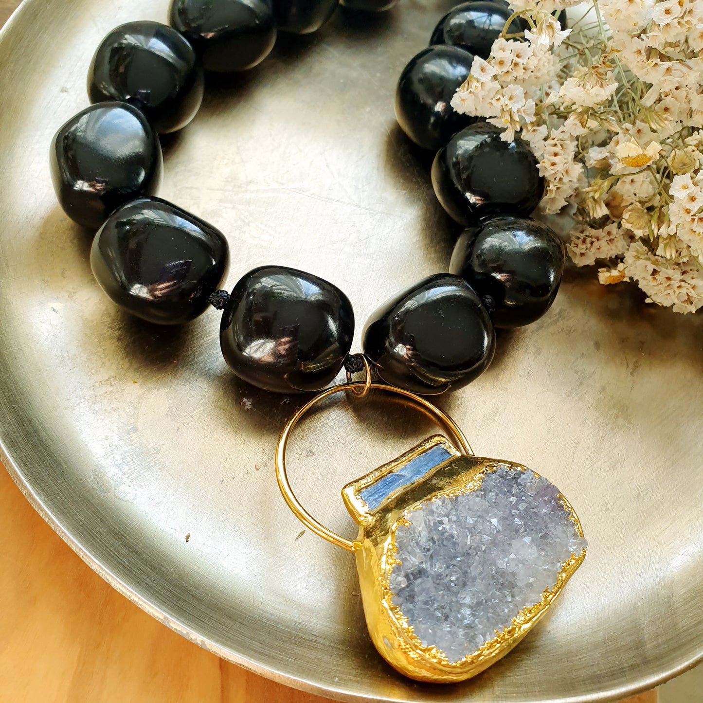 Girocollo in resina nera e grande drusa di quarzo