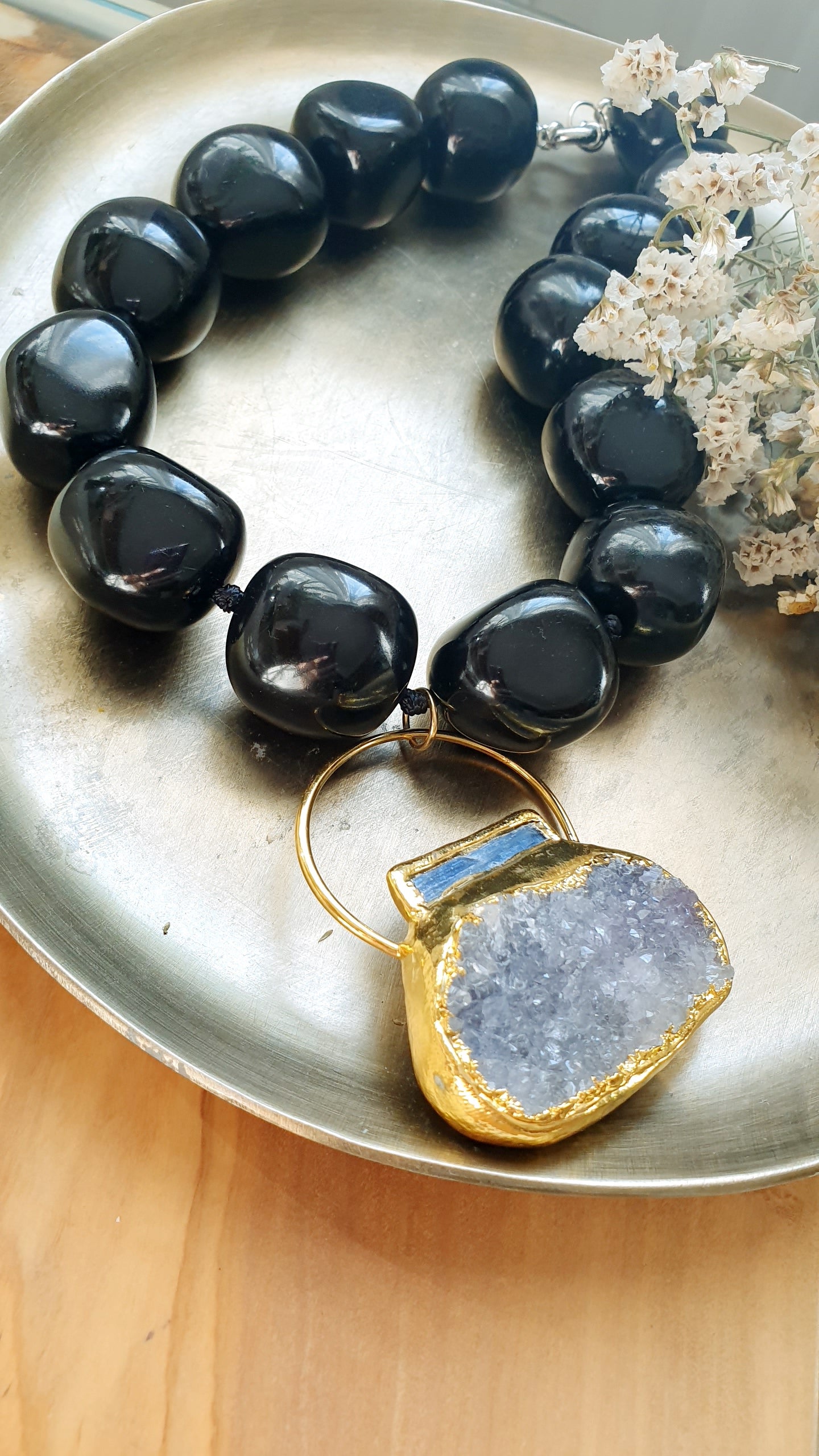 Girocollo in resina nera e grande drusa di quarzo