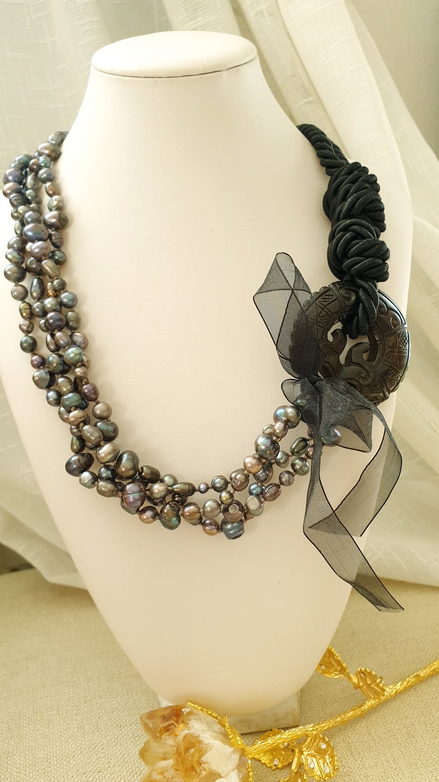 Collana in seta e argento con giada e perle di fiume