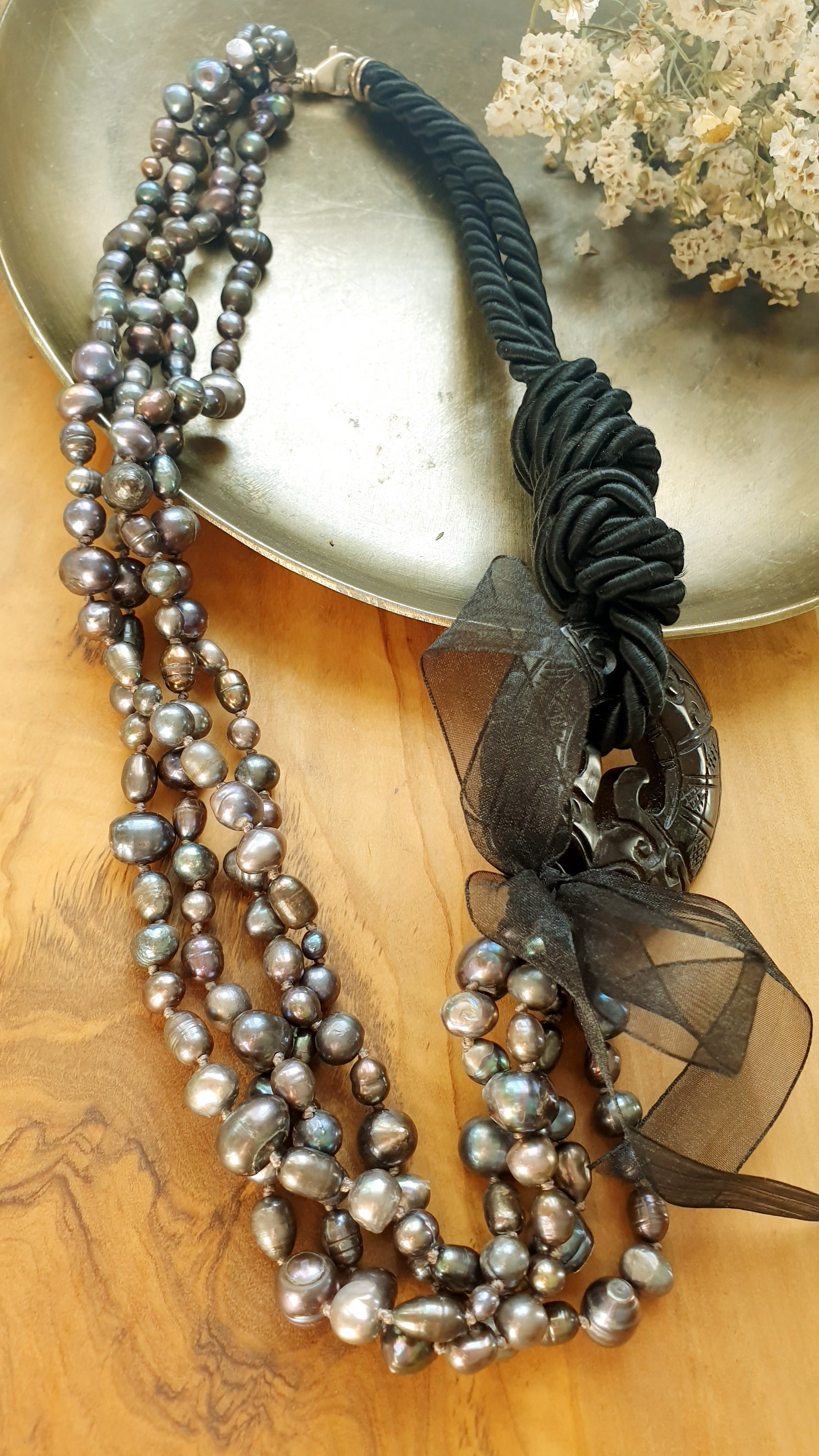 Collana in seta e argento con giada e perle di fiume