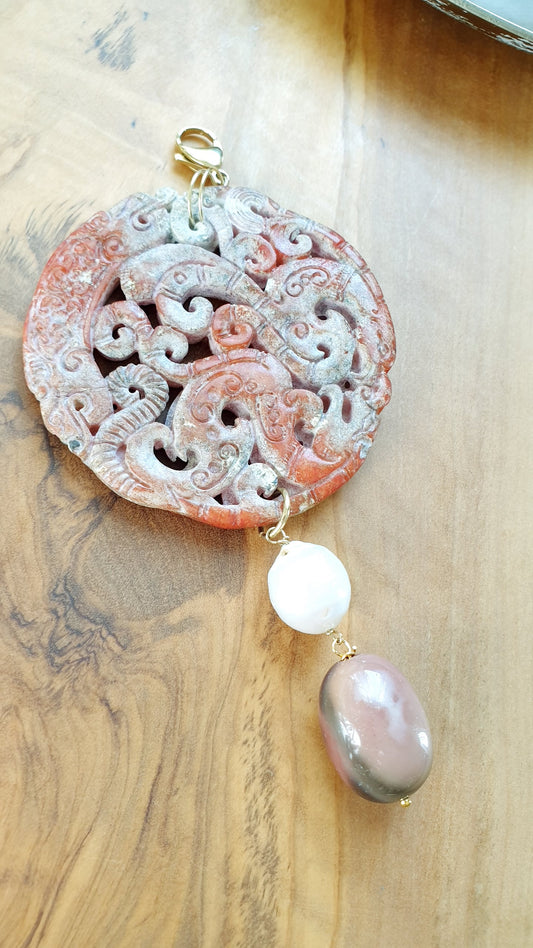 Ciondolo mala con giada intagliata perla barocca emokaite.