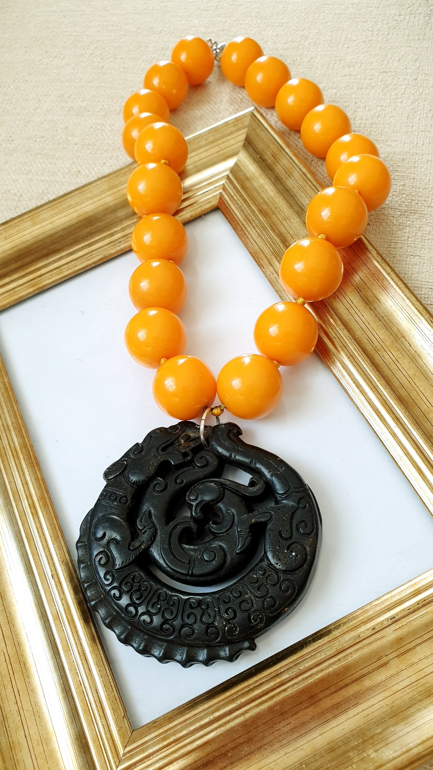 Girocollo in resina con grande giada nera intagliata