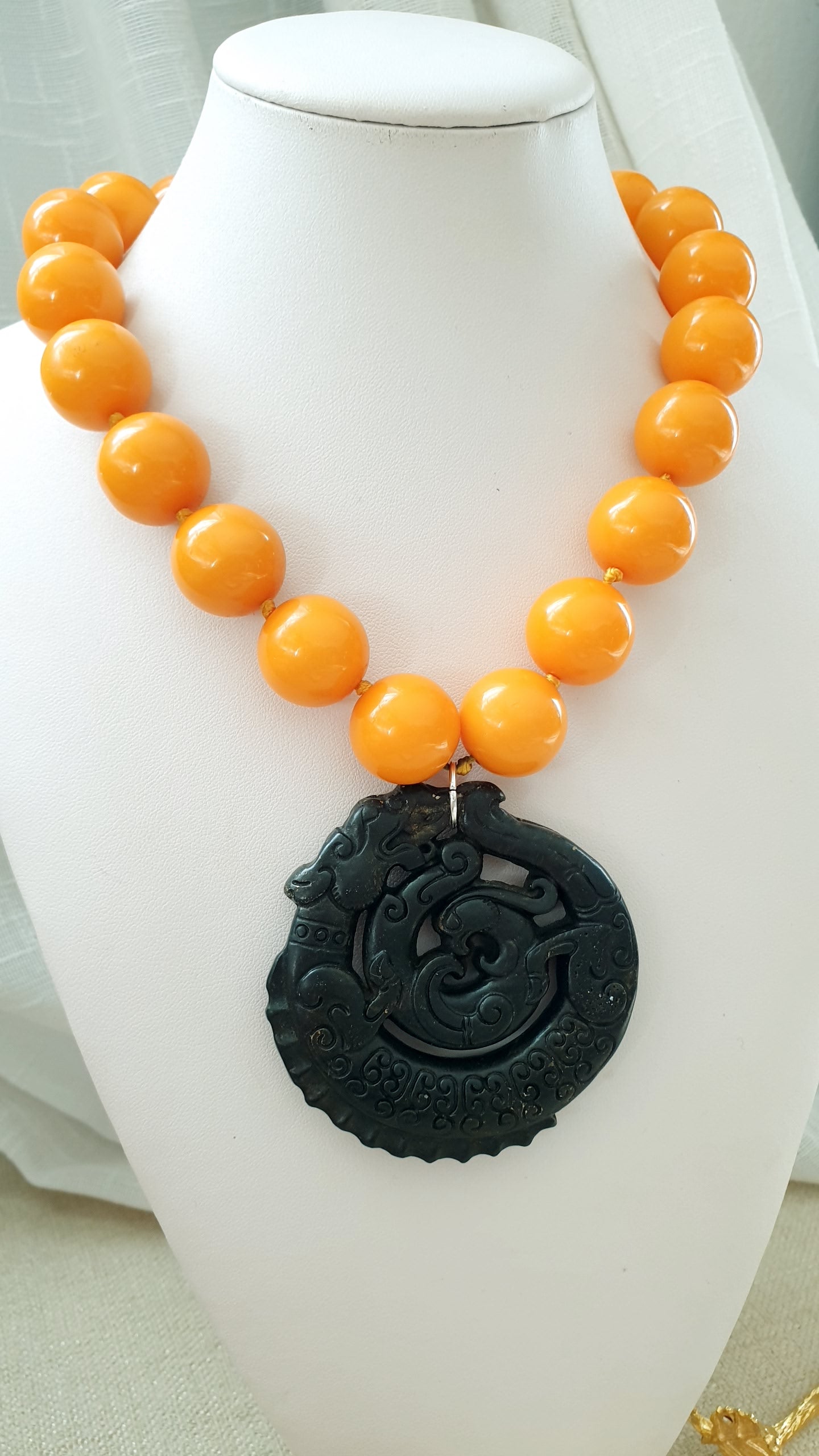 Girocollo in resina con grande giada nera intagliata