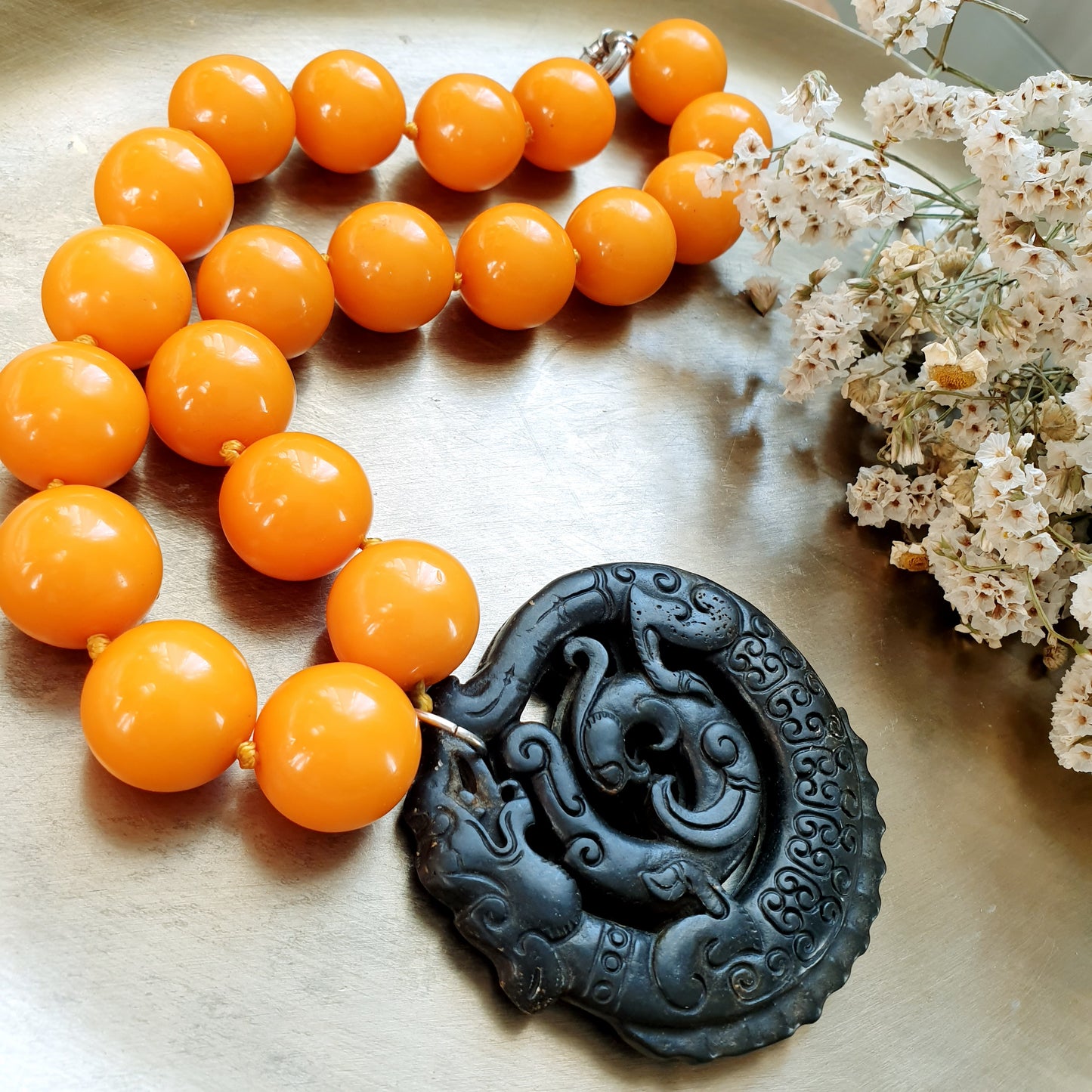 Girocollo in resina con grande giada nera intagliata