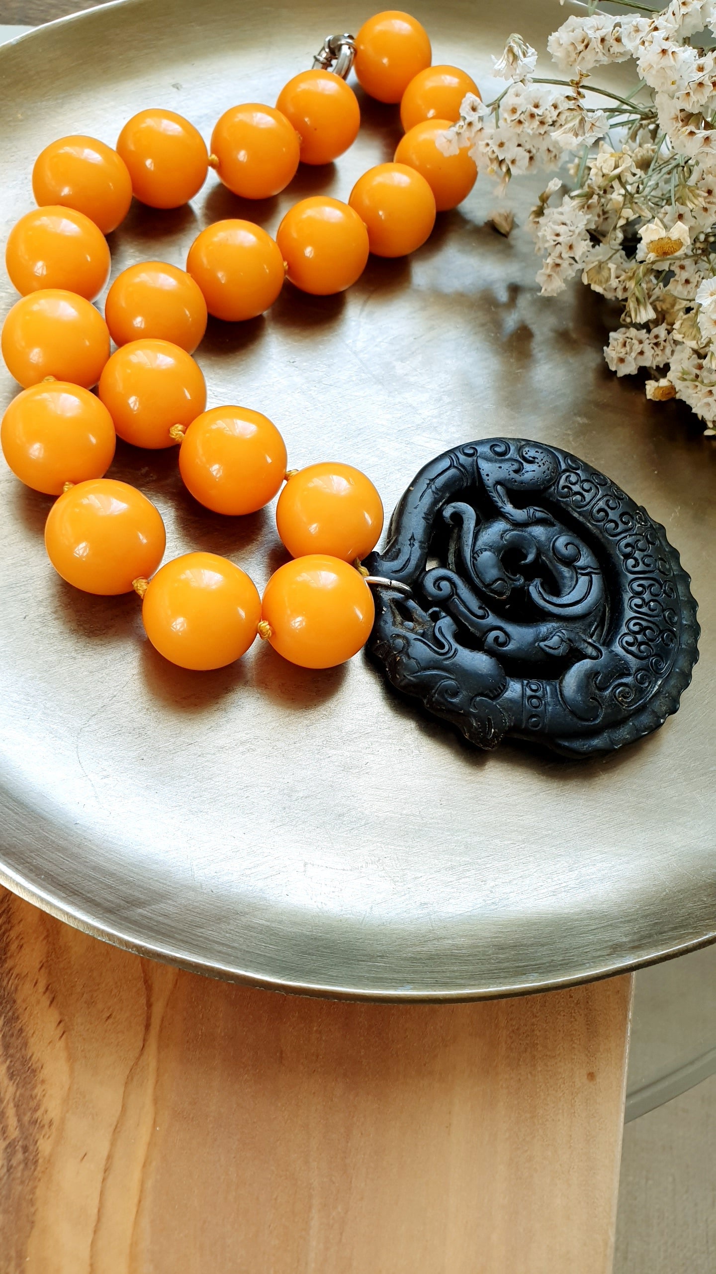 Girocollo in resina con grande giada nera intagliata