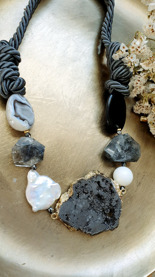 Girocollo in seta con drusa di agat, quarzo tormalinato, perla, onice