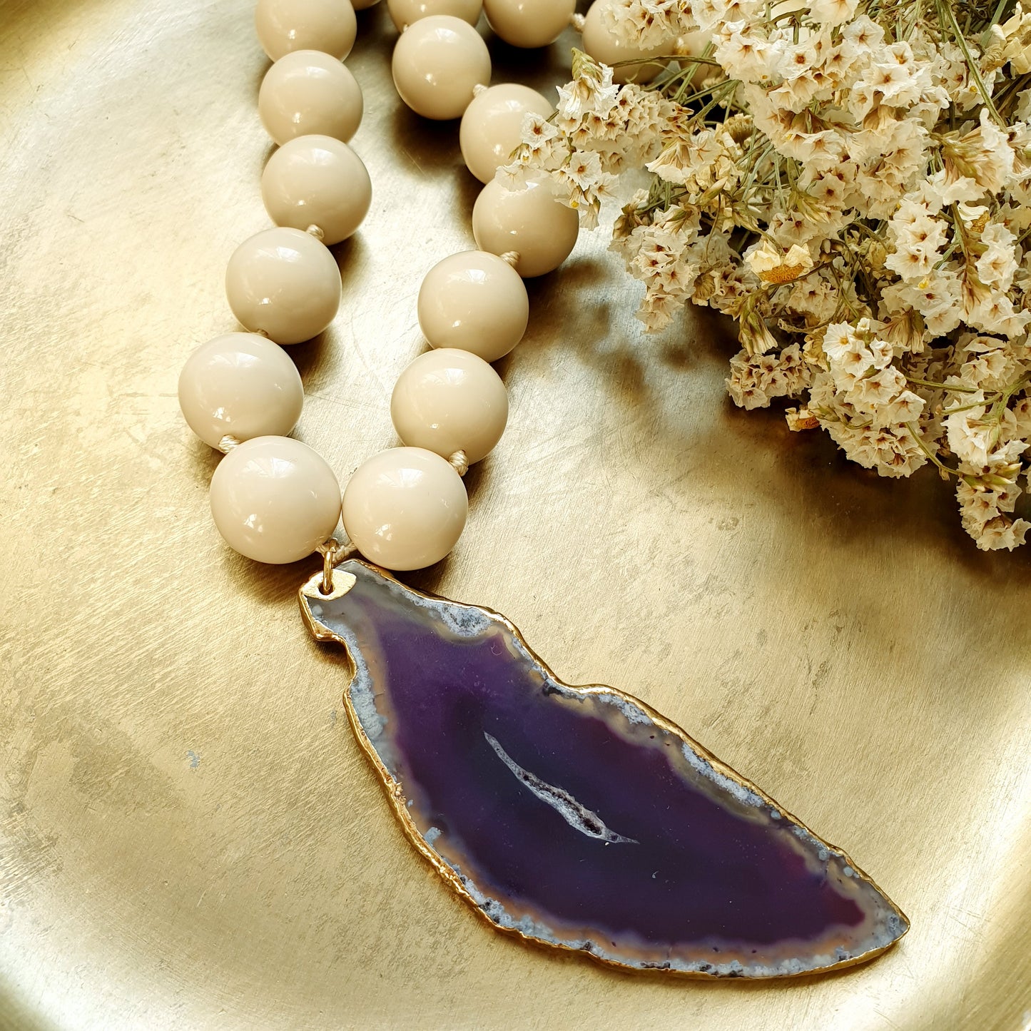 Girocollo in resina con fetta di agata bordata