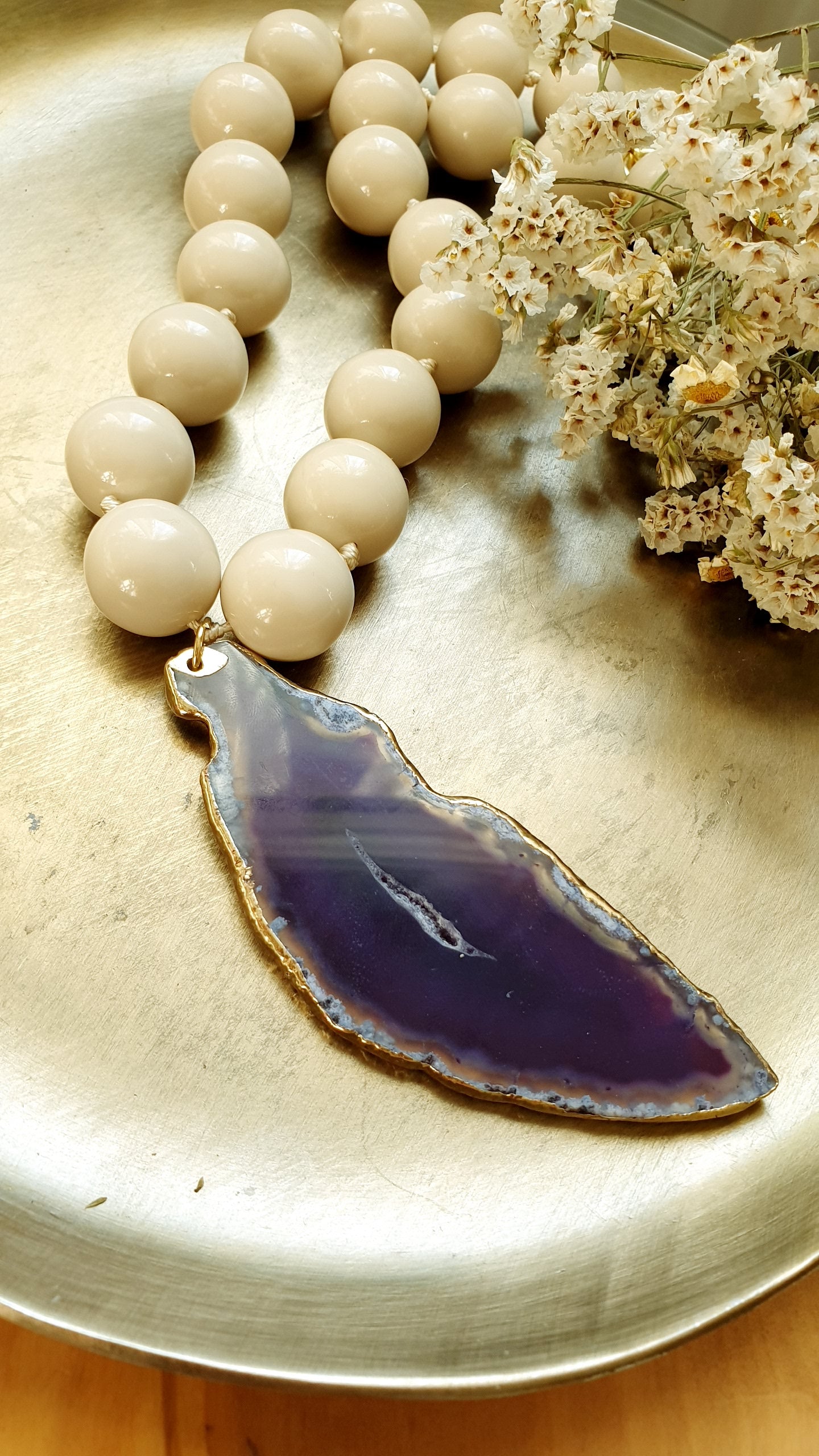 Girocollo in resina con fetta di agata bordata