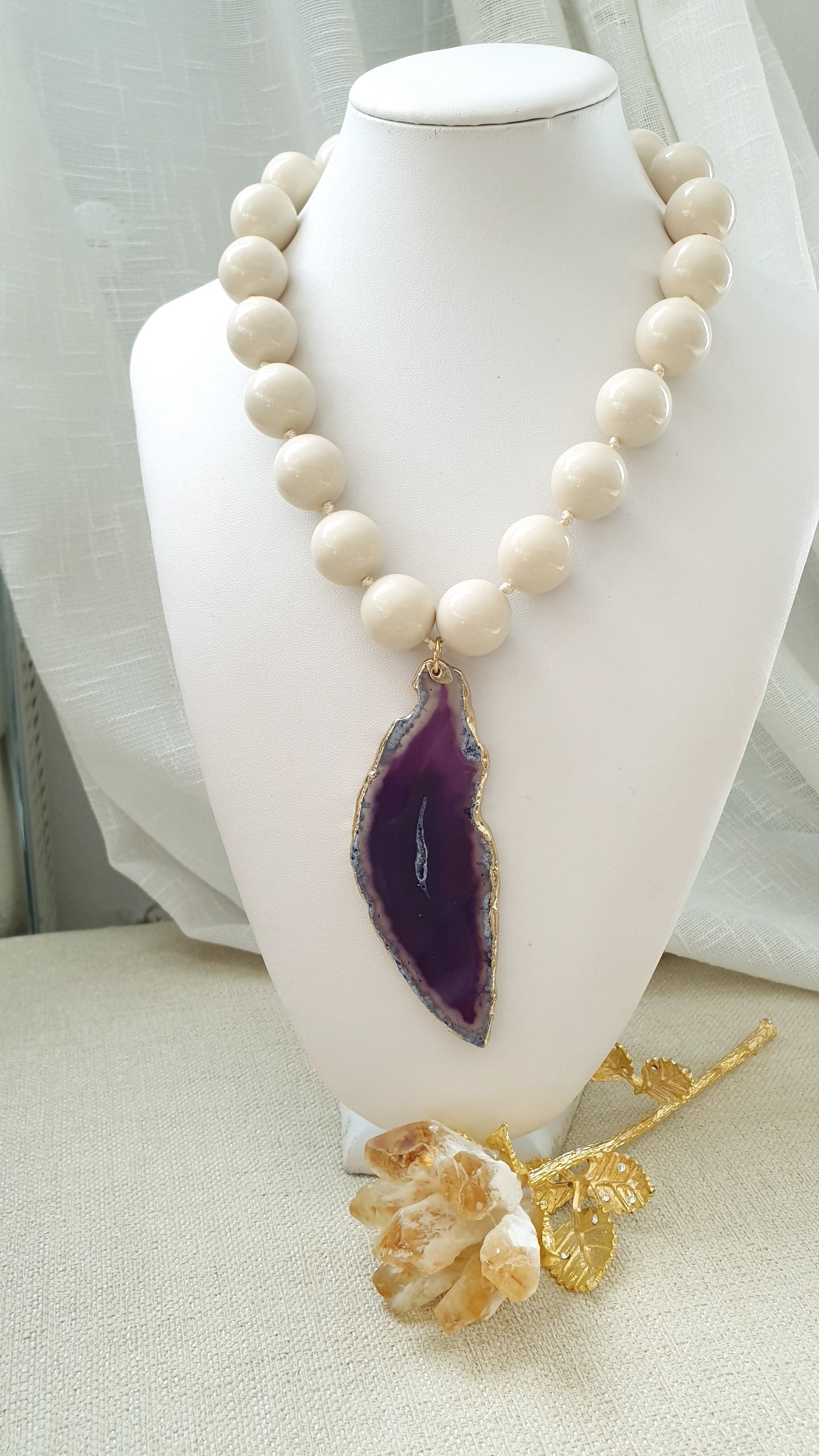 Girocollo in resina con fetta di agata bordata