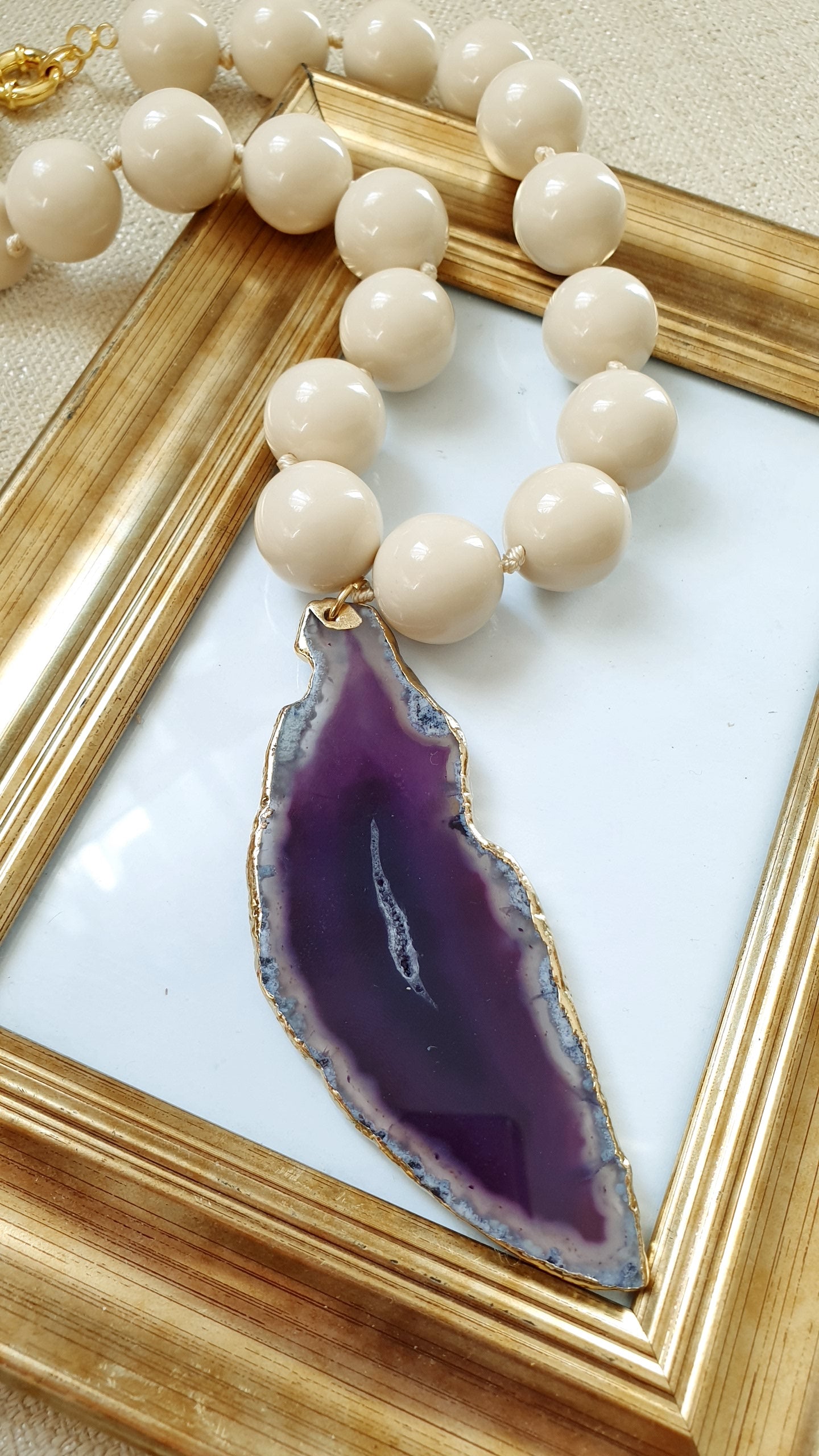 Girocollo in resina con fetta di agata bordata